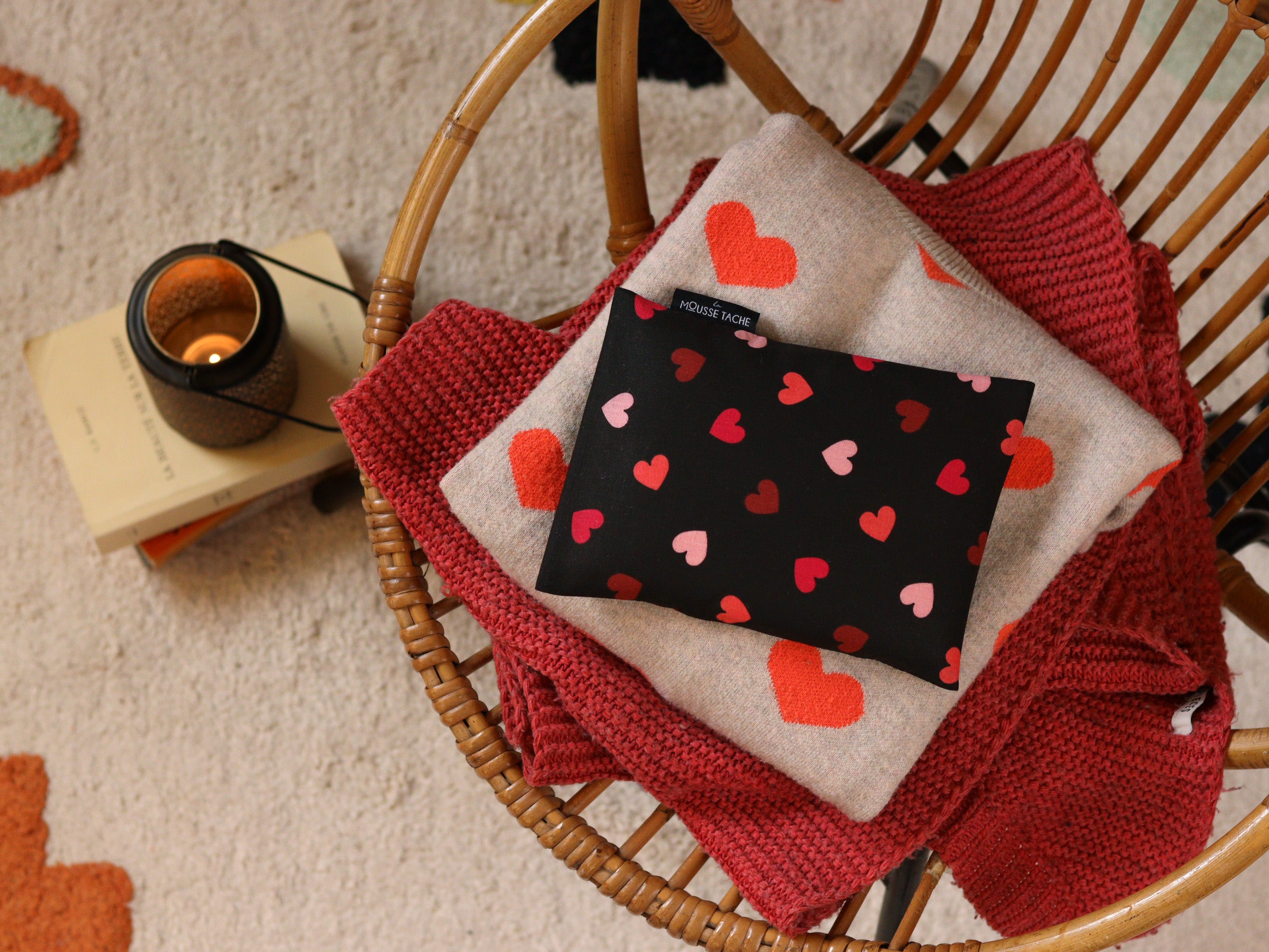 bouillotte sèche aux graines de lin bio fabriquée en France, micro-ondes, remède naturel, motif cœur