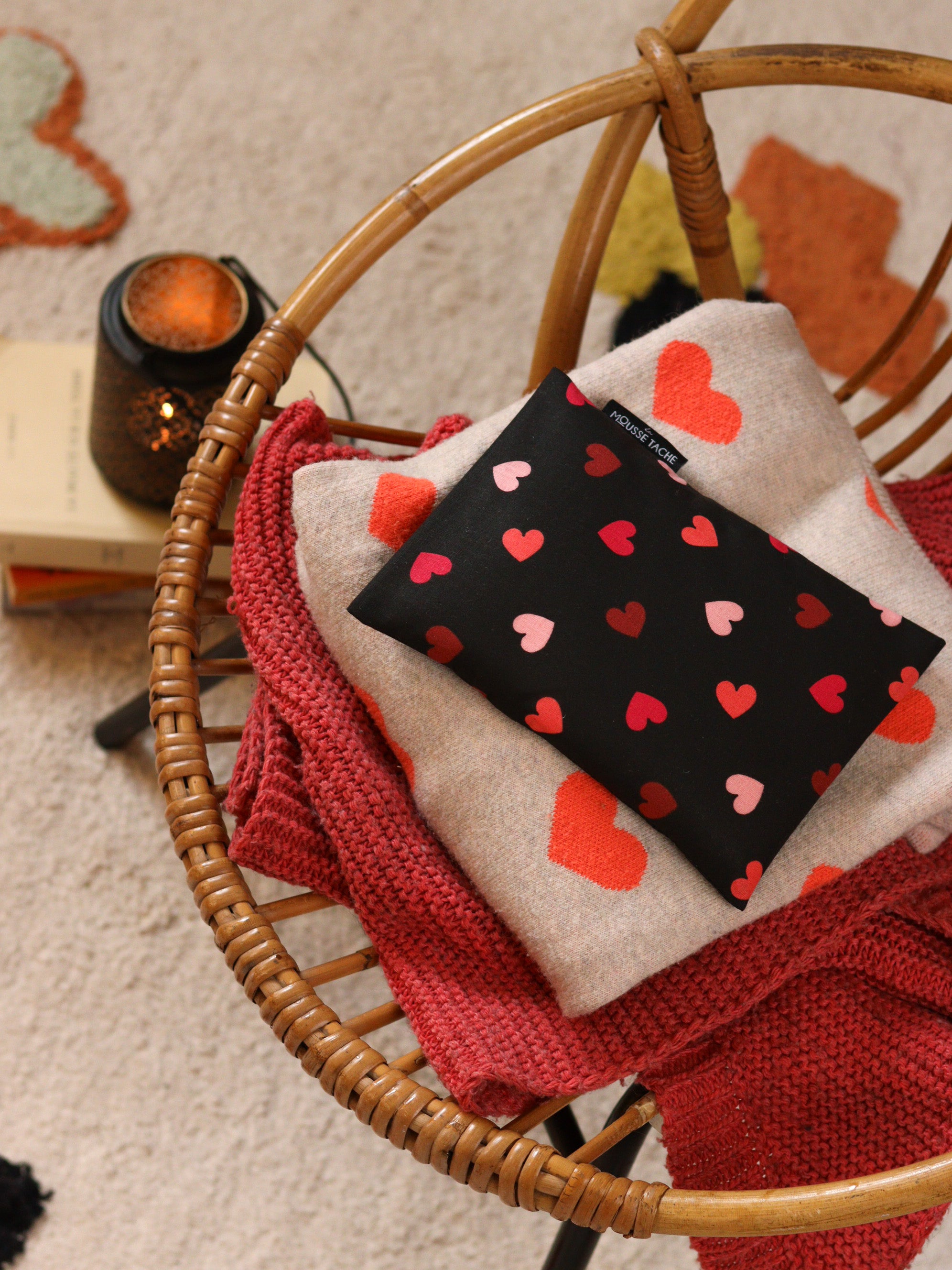 bouillotte sèche aux graines de lin bio fabriquée en France, micro-ondes, remède naturel, motif cœur