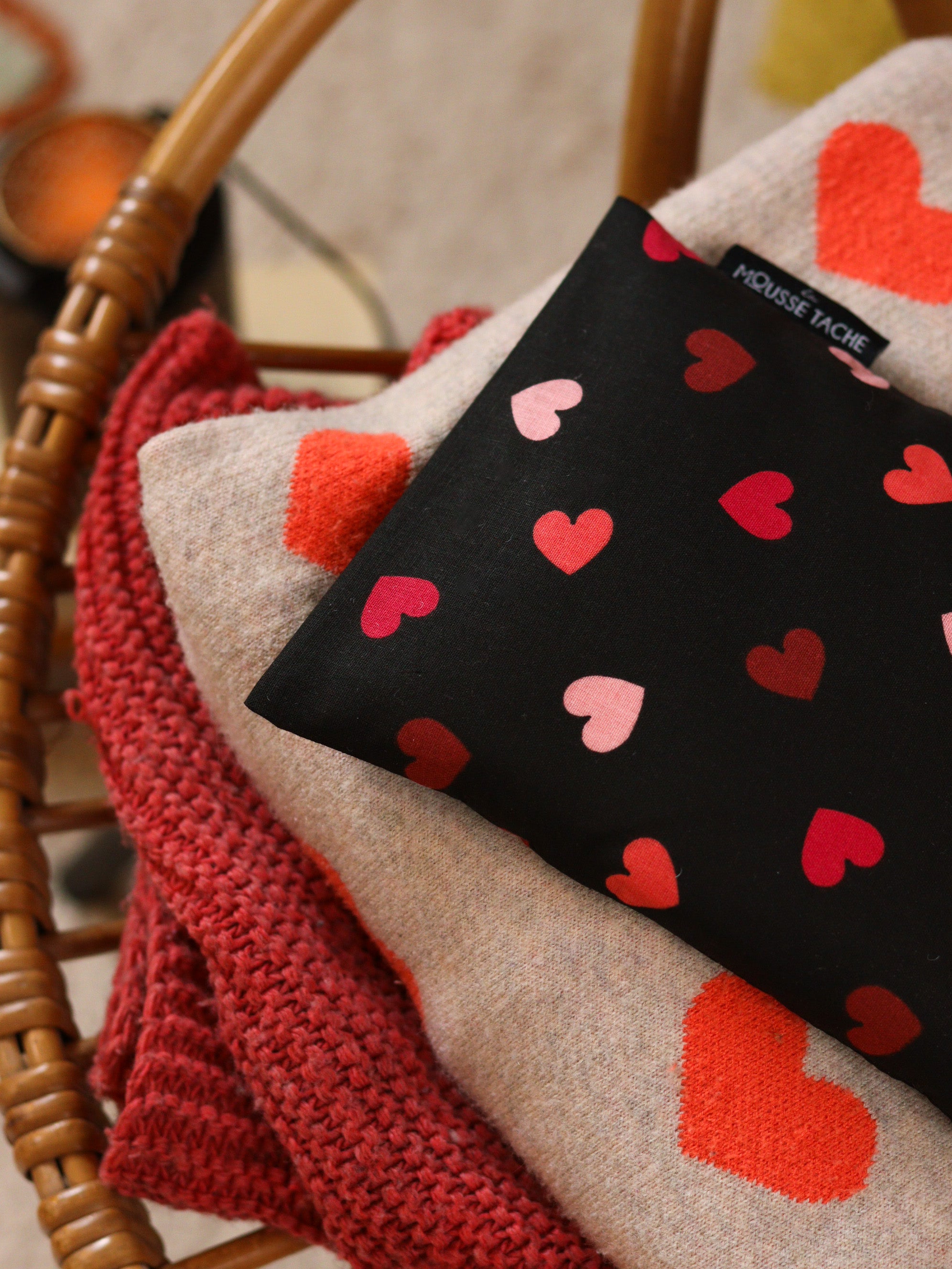 bouillotte sèche aux graines de lin bio fabriquée en France, micro-ondes, remède naturel, motif cœur