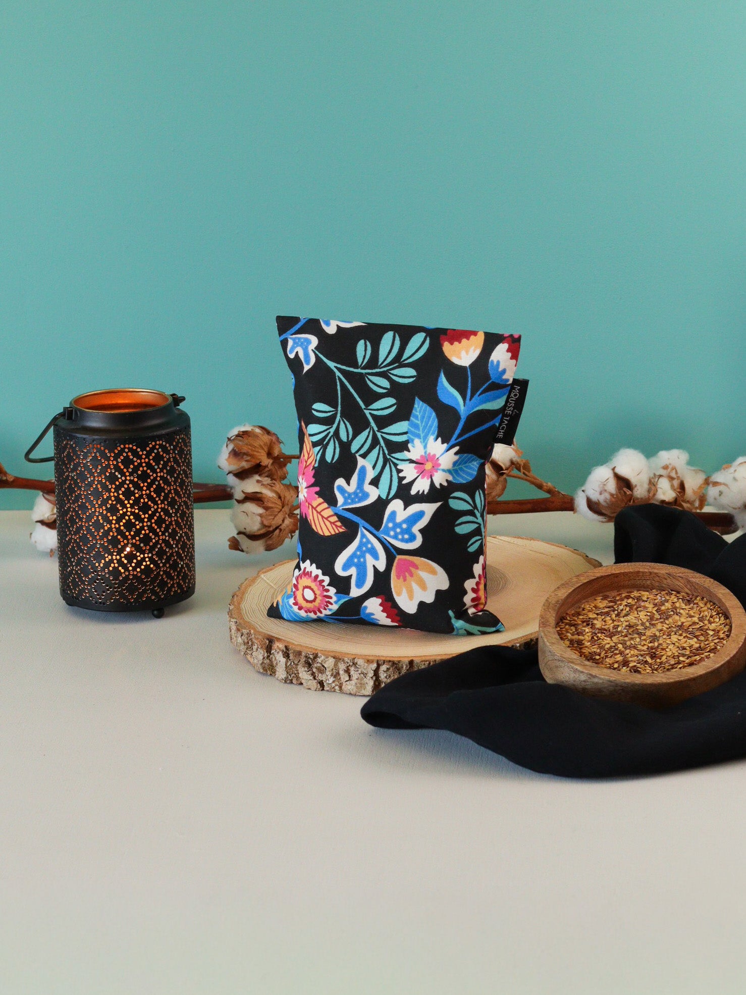 bouillotte sèche aux graines de lin bio fabriquée en France, micro-ondes, remède naturel, motif vegetal noir, bleu, turquoise