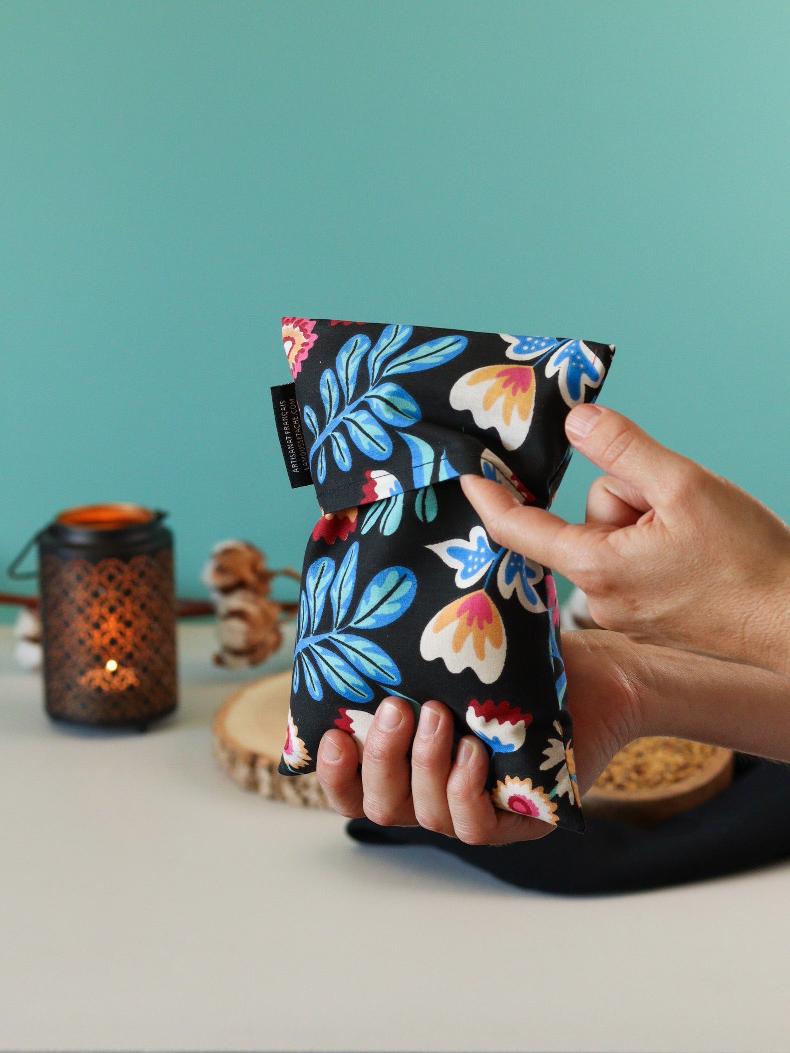 bouillotte sèche déhoussable aux graines de lin bio fabriquée en France, micro-ondes, remède naturel, motif vegetal noir, bleu, turquoise