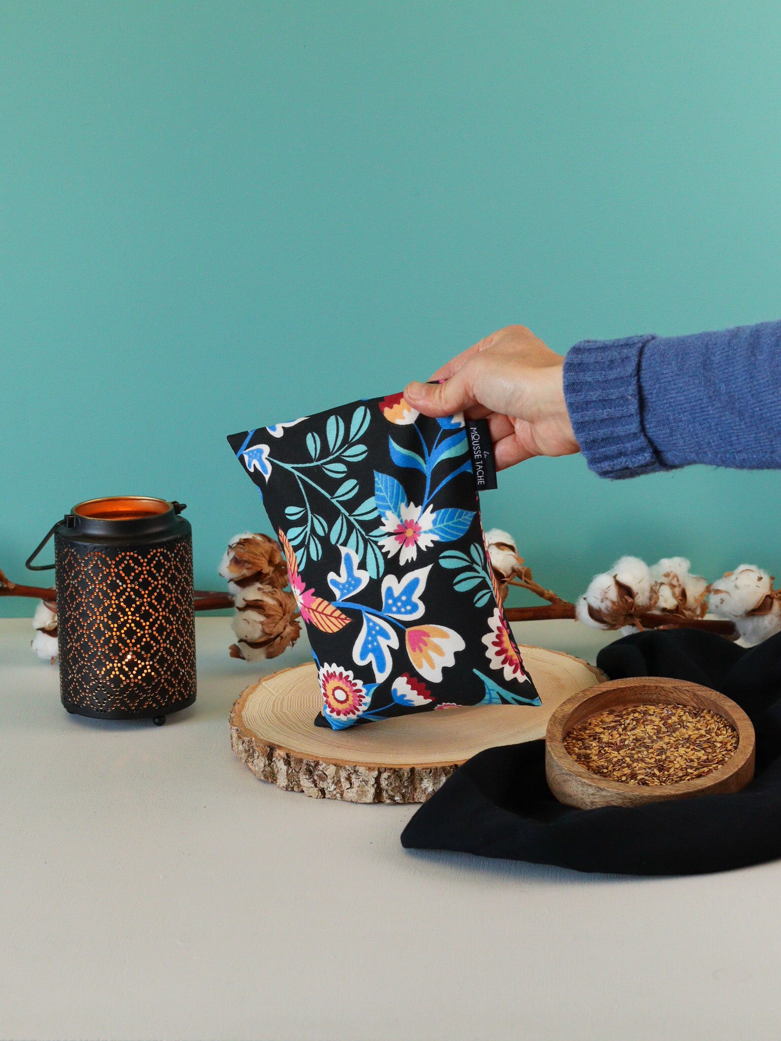 bouillotte sèche aux graines de lin bio fabriquée en France, micro-ondes, remède naturel, motif vegetal noir, bleu, turquoise
