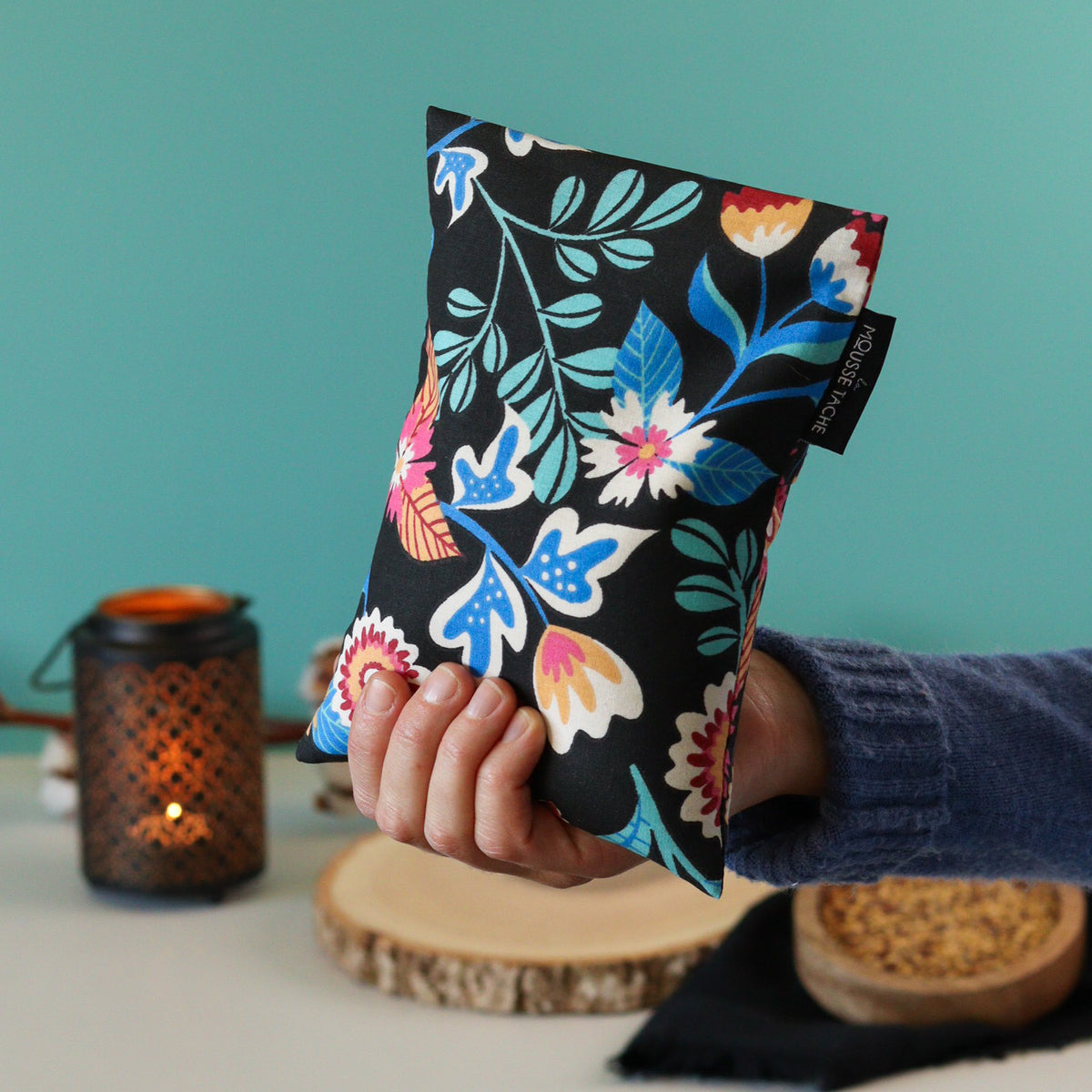 bouillotte sèche aux graines de lin bio fabriquée en France, micro-ondes, remède naturel, motif vegetal noir, bleu, turquoise