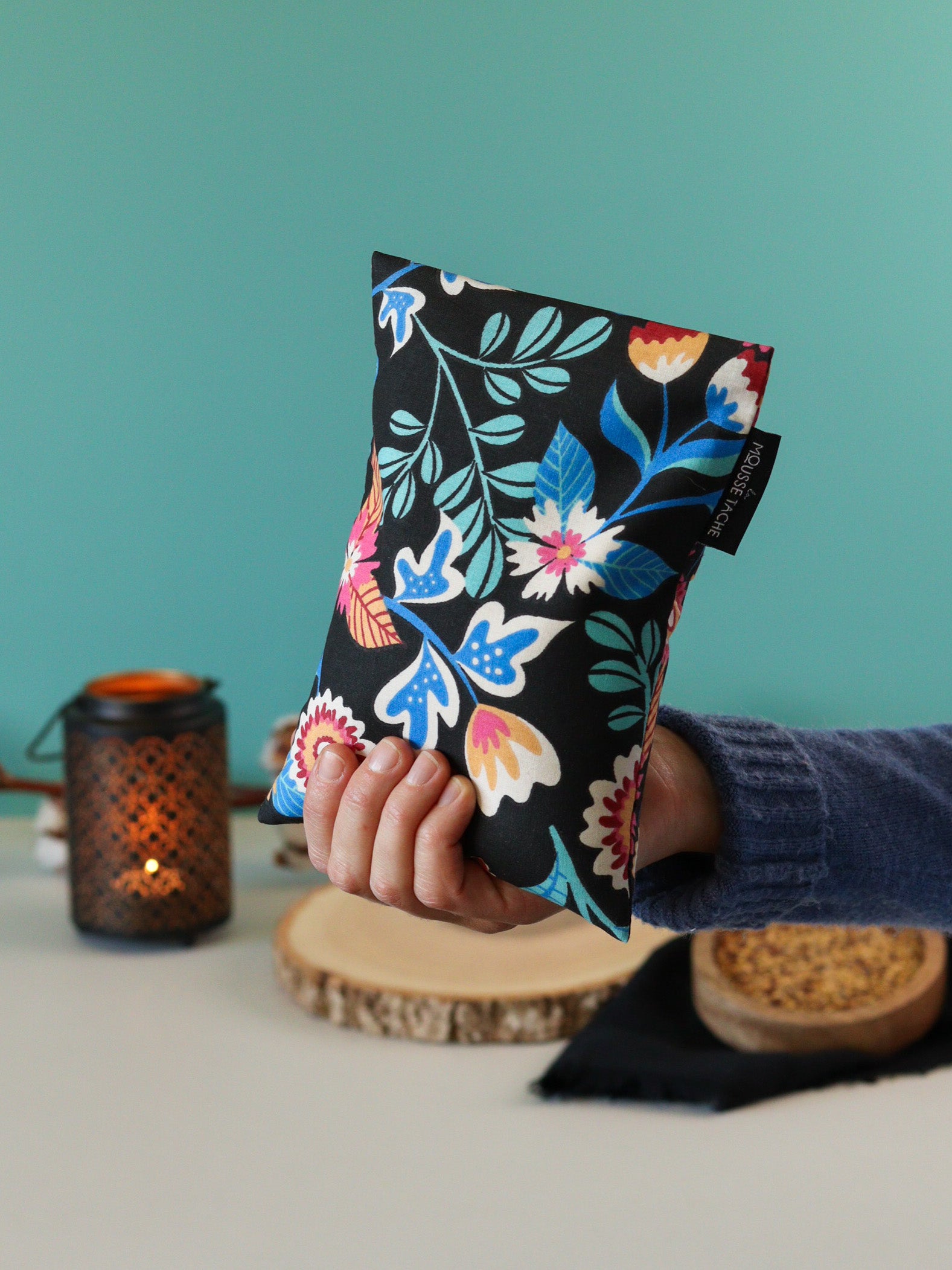 bouillotte sèche aux graines de lin bio fabriquée en France, micro-ondes, remède naturel, motif vegetal noir, bleu, turquoise