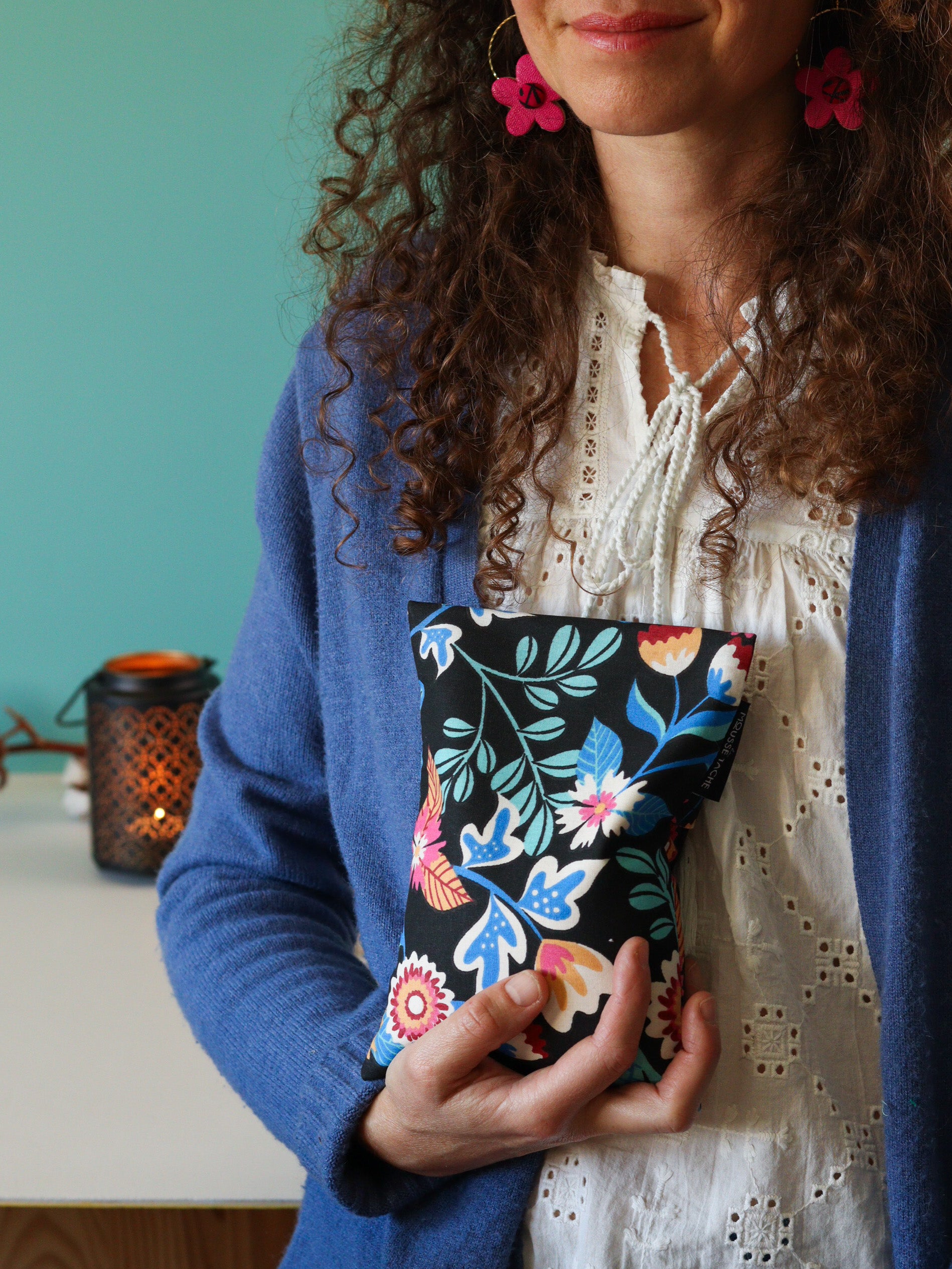 bouillotte sèche aux graines de lin bio fabriquée en France, micro-ondes, remède naturel, motif vegetal noir, bleu, turquoise