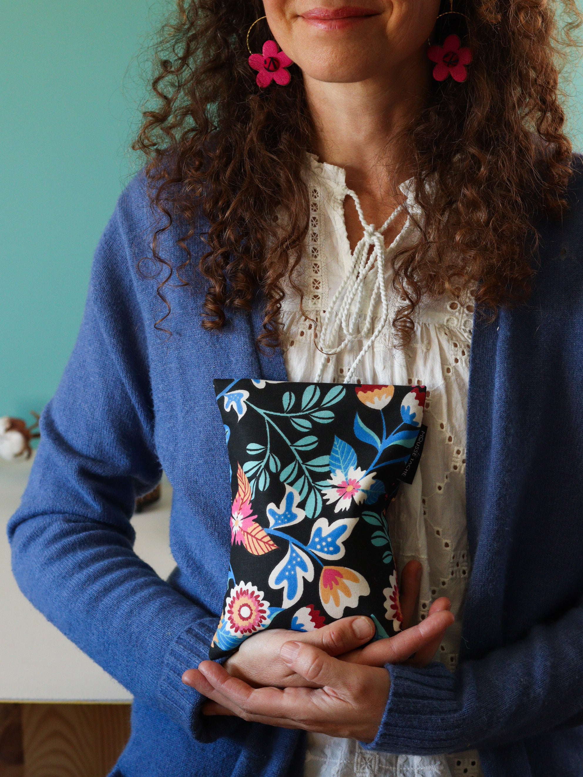 bouillotte sèche aux graines de lin bio fabriquée en France, micro-ondes, remède naturel, motif vegetal noir, bleu, turquoise