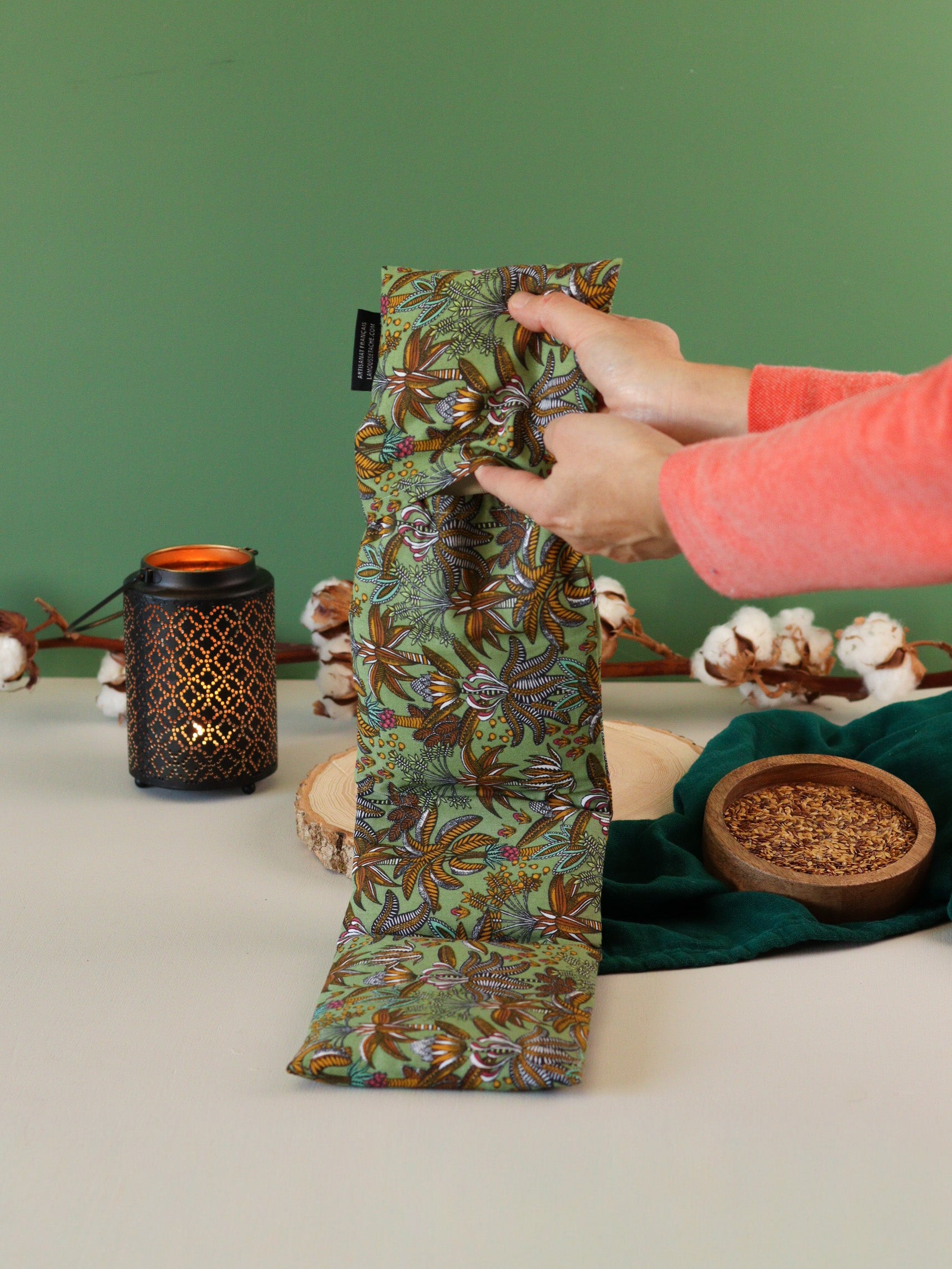 bouillotte longue aux graines de lin bio pour se détendre, apaiser l'esprit et réduire l'anxiété, joli tissu vert, fabrication française