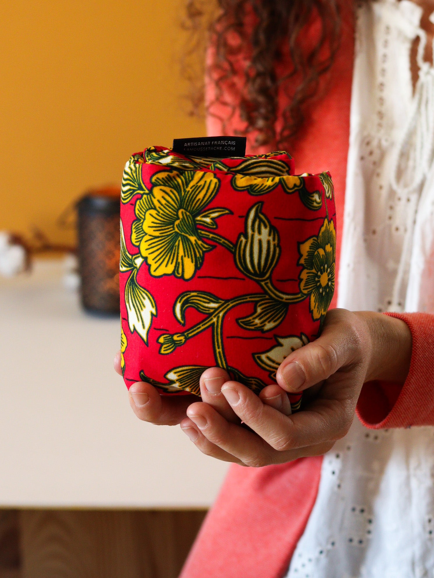 bouillotte longue aux graines de lin bio pour se détendre, apaiser l'esprit et réduire l'anxiété, wax rouge et jaune, fabrication française