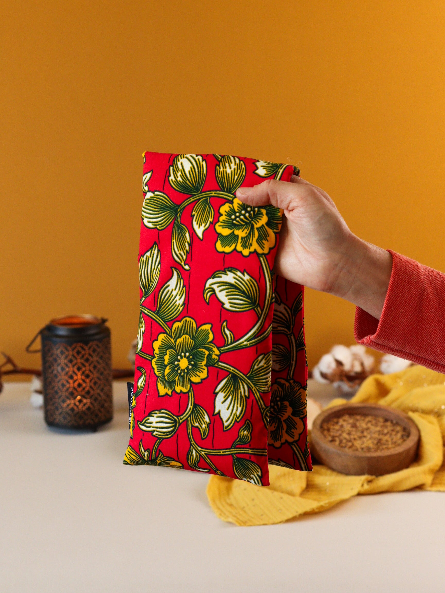 bouillotte longue aux graines de lin bio pour se détendre, apaiser l'esprit et réduire l'anxiété, wax rouge et jaune, fabrication française