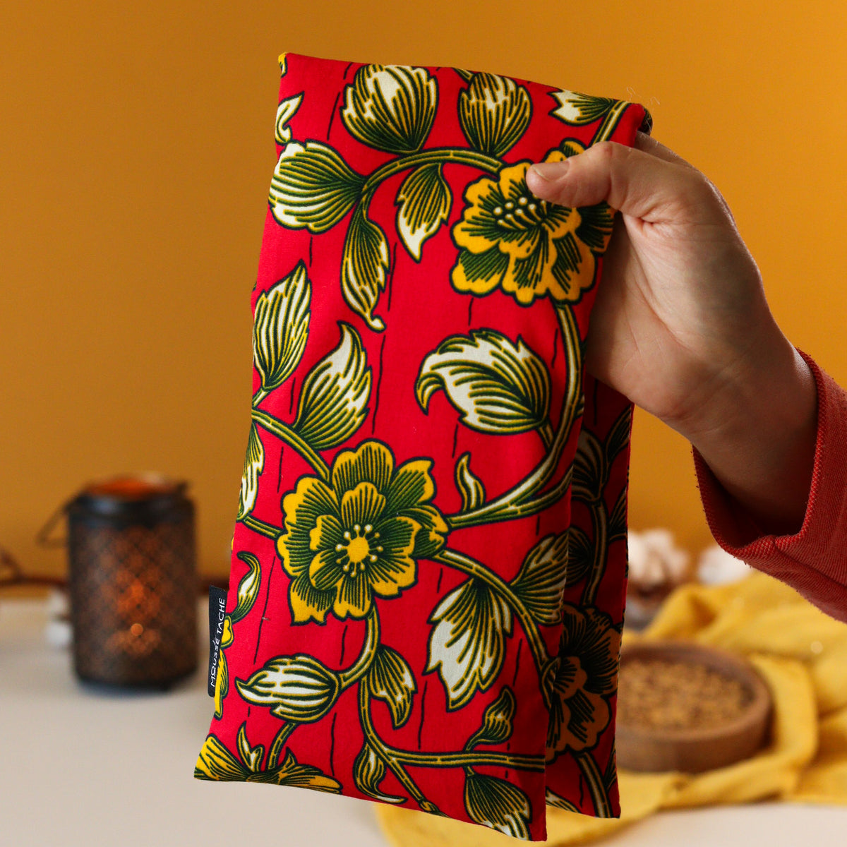 bouillotte longue aux graines de lin bio pour se détendre, apaiser l'esprit et réduire l'anxiété, wax rouge et jaune, fabrication française