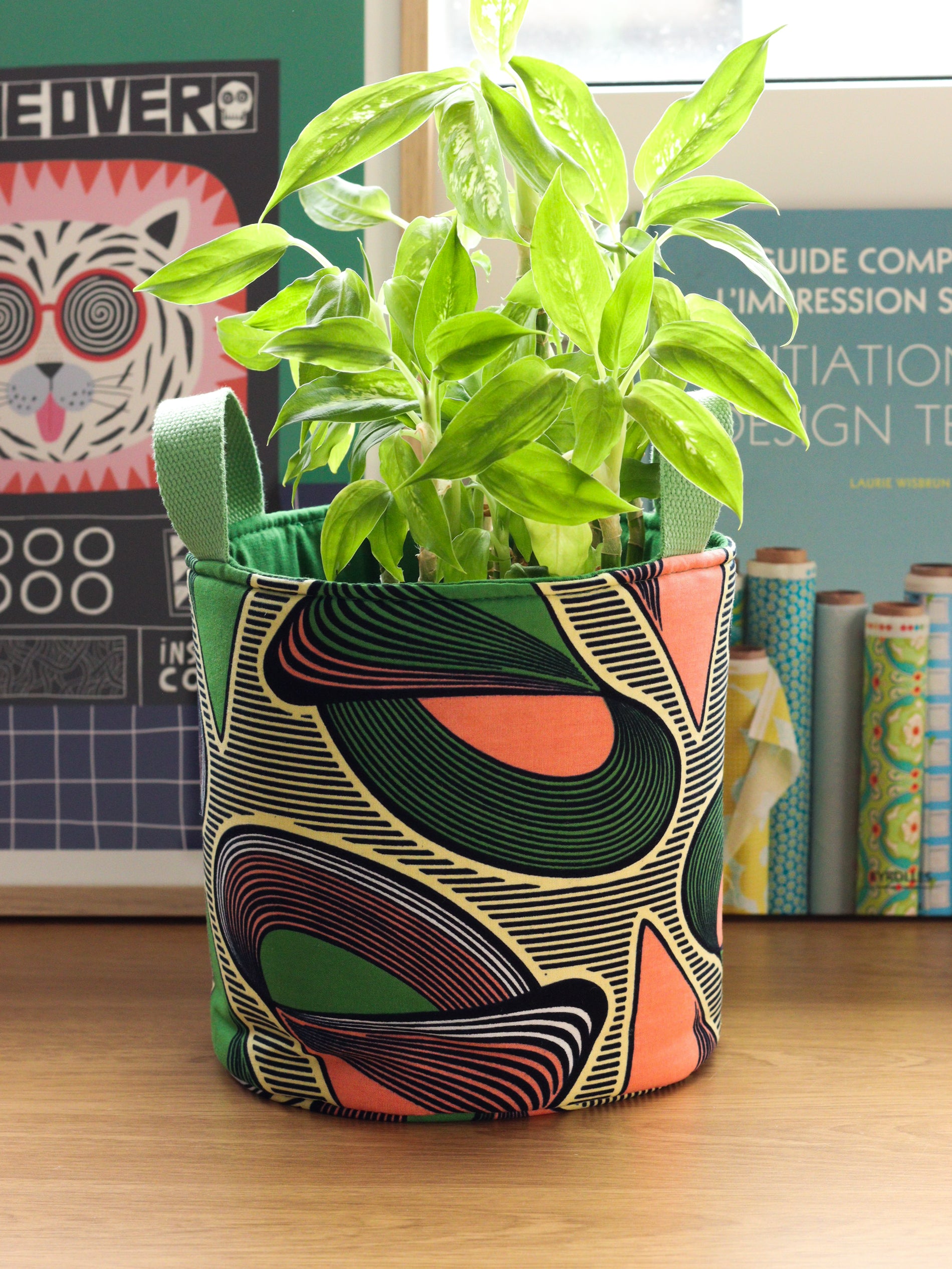 Panier rond Gága S utilisé comme cache-pot avec plante verte, décoration salon