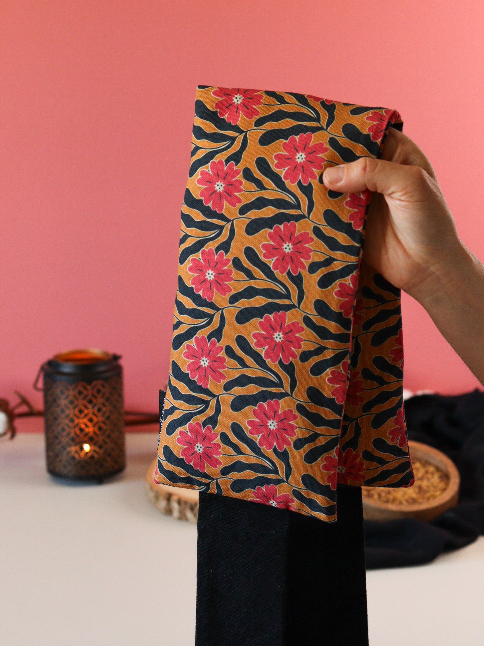 ceinture-chauffante dorsale ocre fleurs roses noires graines lin bio