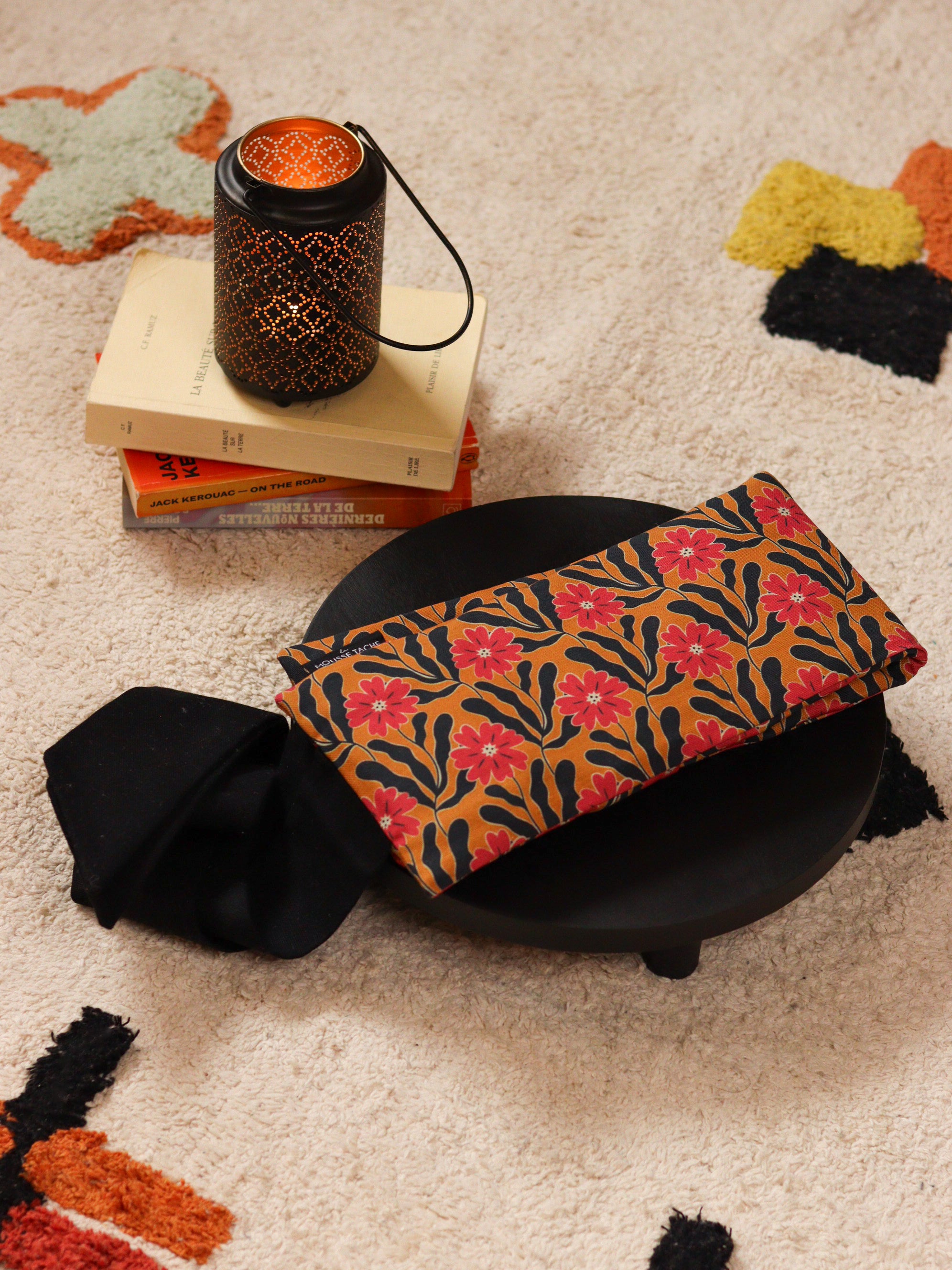 ceinture-chauffante dorsale ocre fleurs roses noires graines lin bio