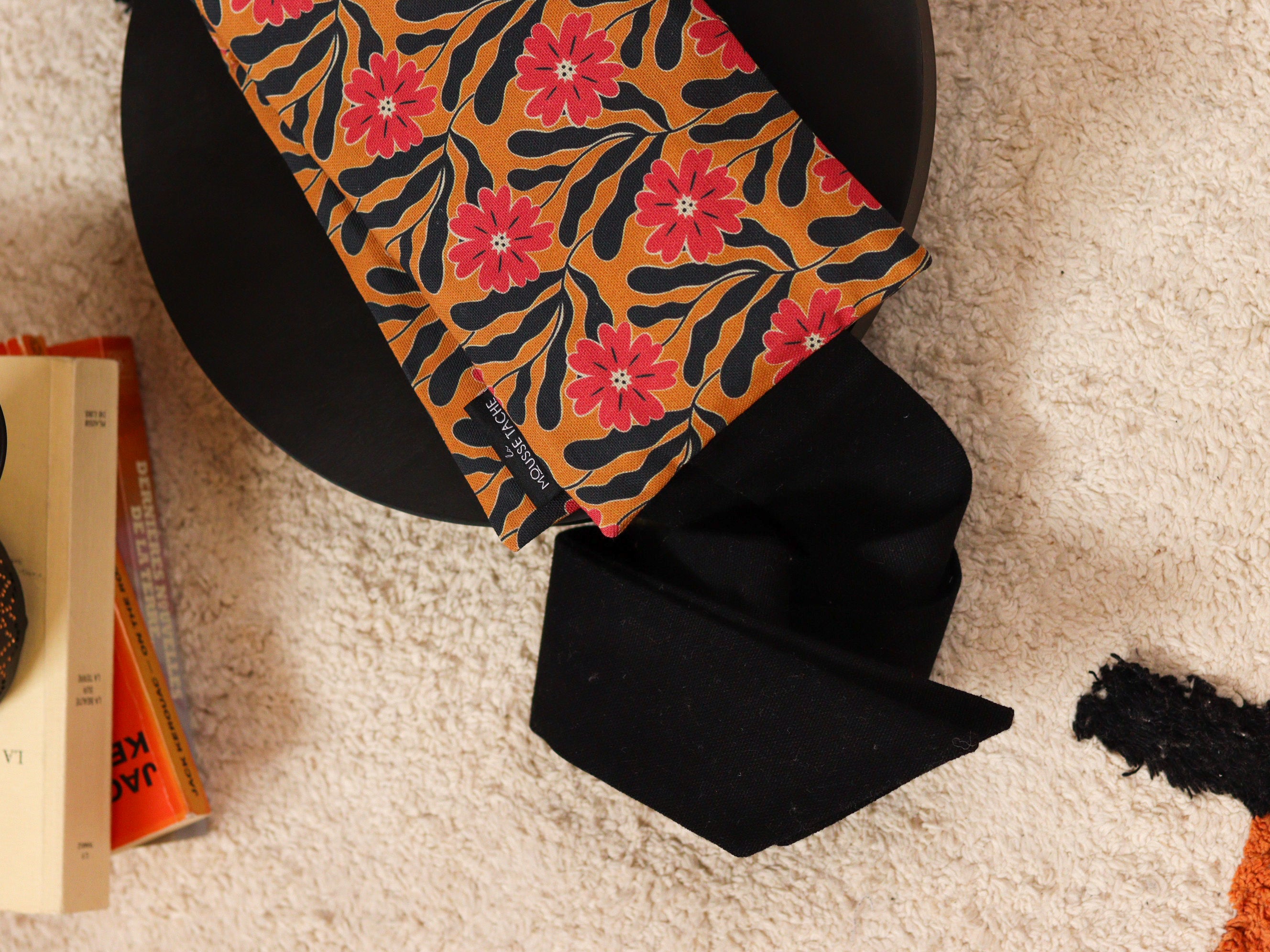 ceinture-chauffante dorsale ocre fleurs roses noires graines lin bio