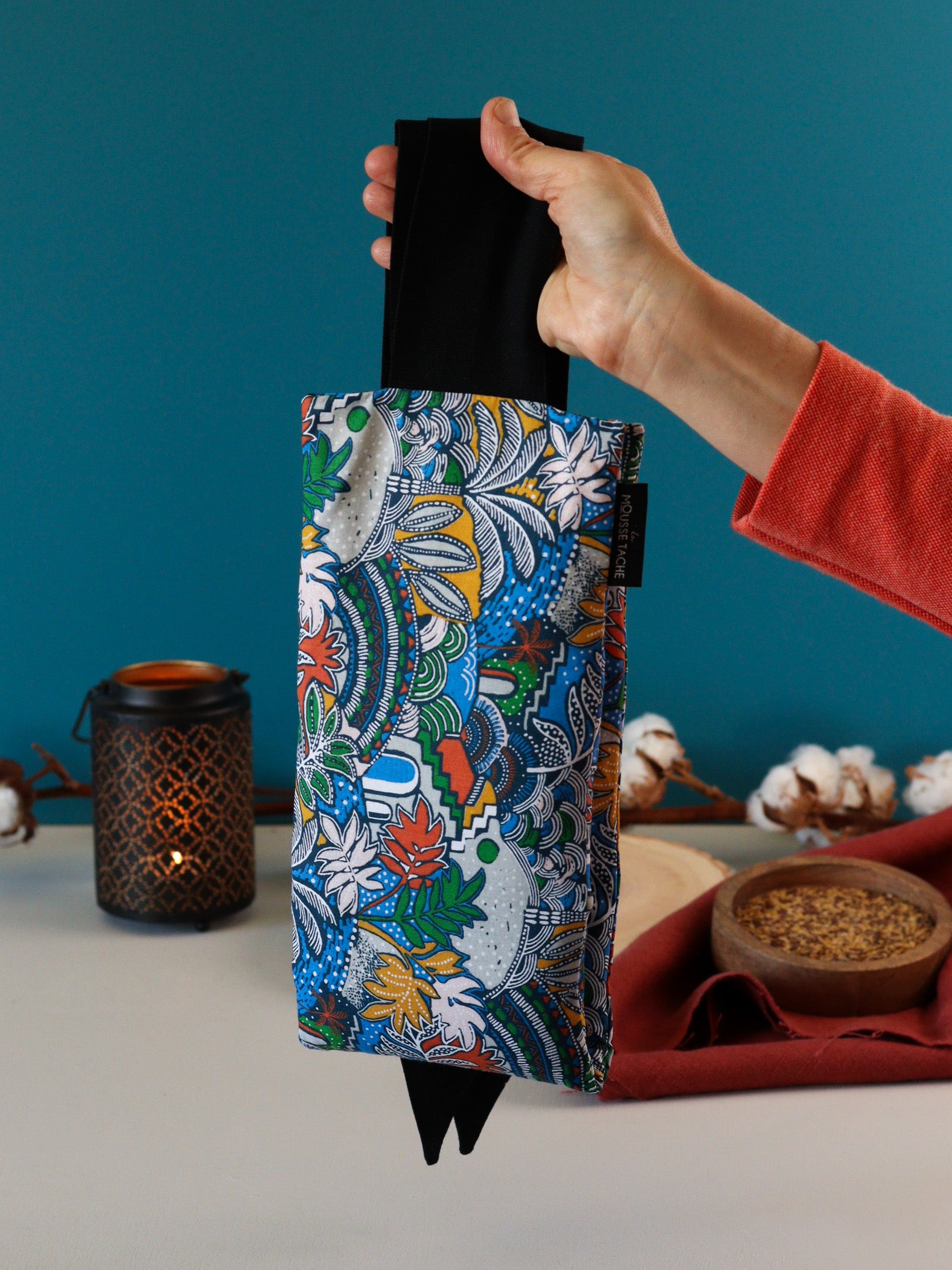 ceinture chauffante aux graines de lin bio pour soulager les douleurs au naturel, motif paysage bleu orange