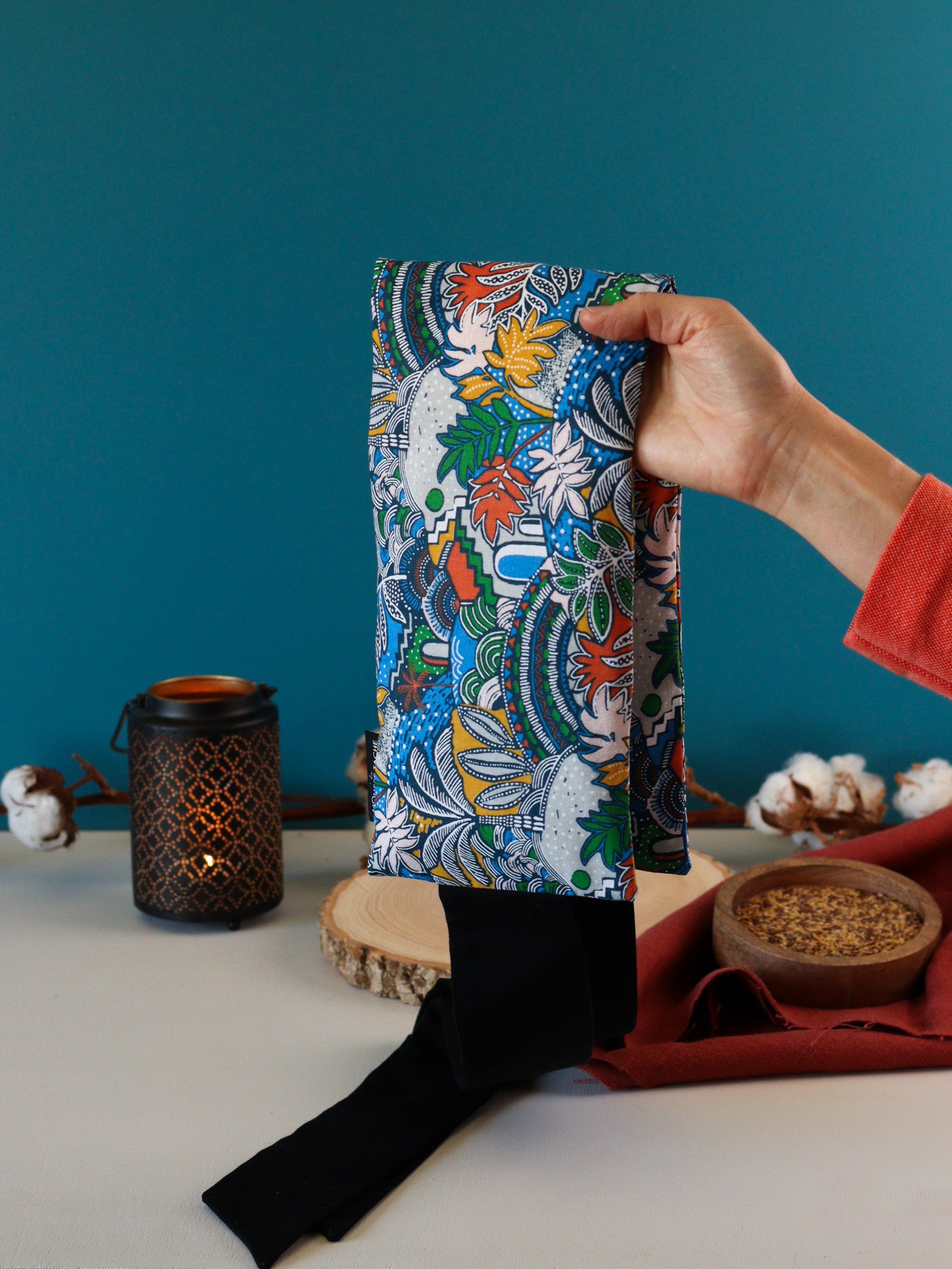 ceinture chauffante aux graines de lin bio pour soulager les douleurs au naturel, motif paysage bleu orange