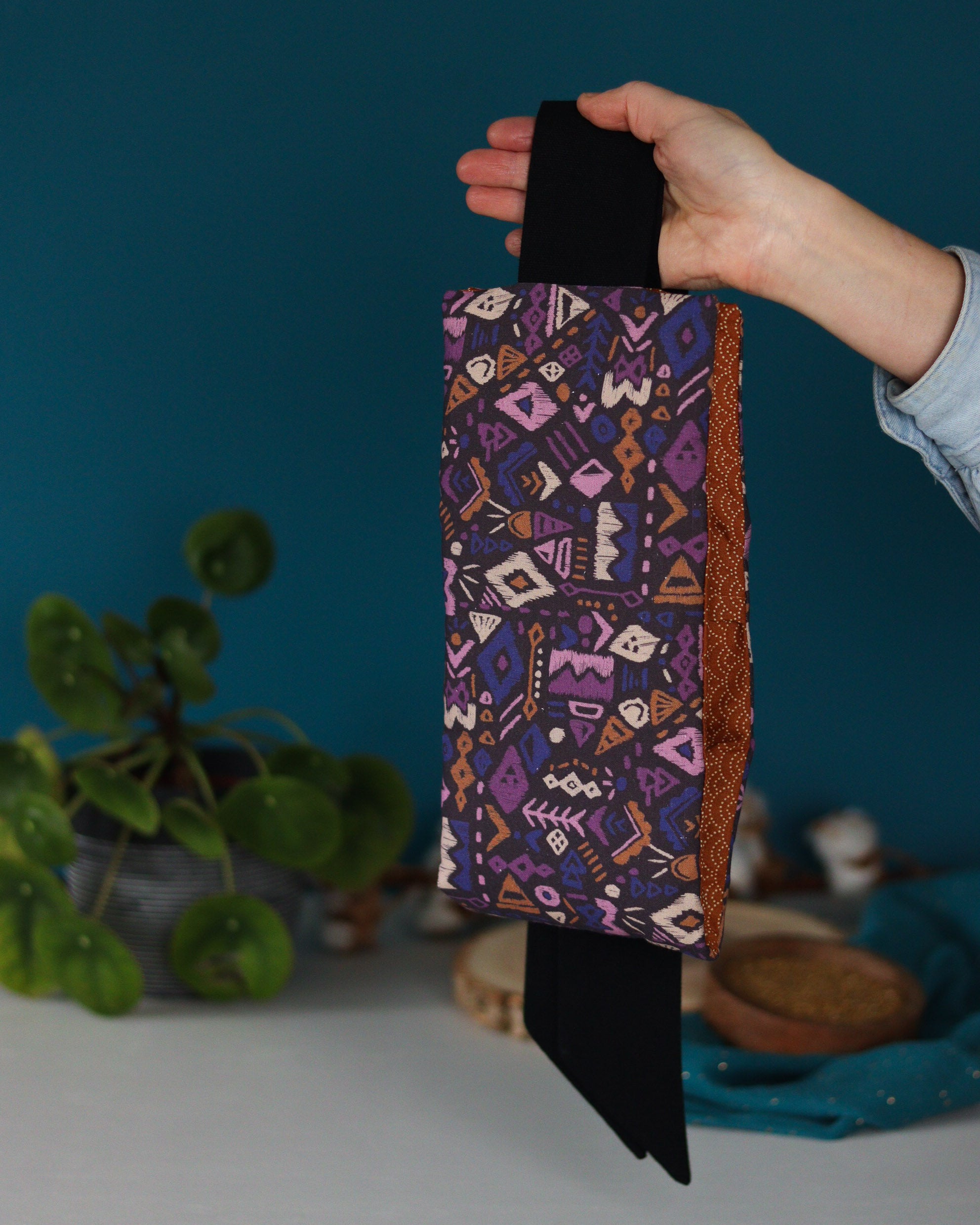 ceinture chauffante naturelle aux graines de lin bio pour soulager en douceur les petits maux du quotidien, violet et ocre