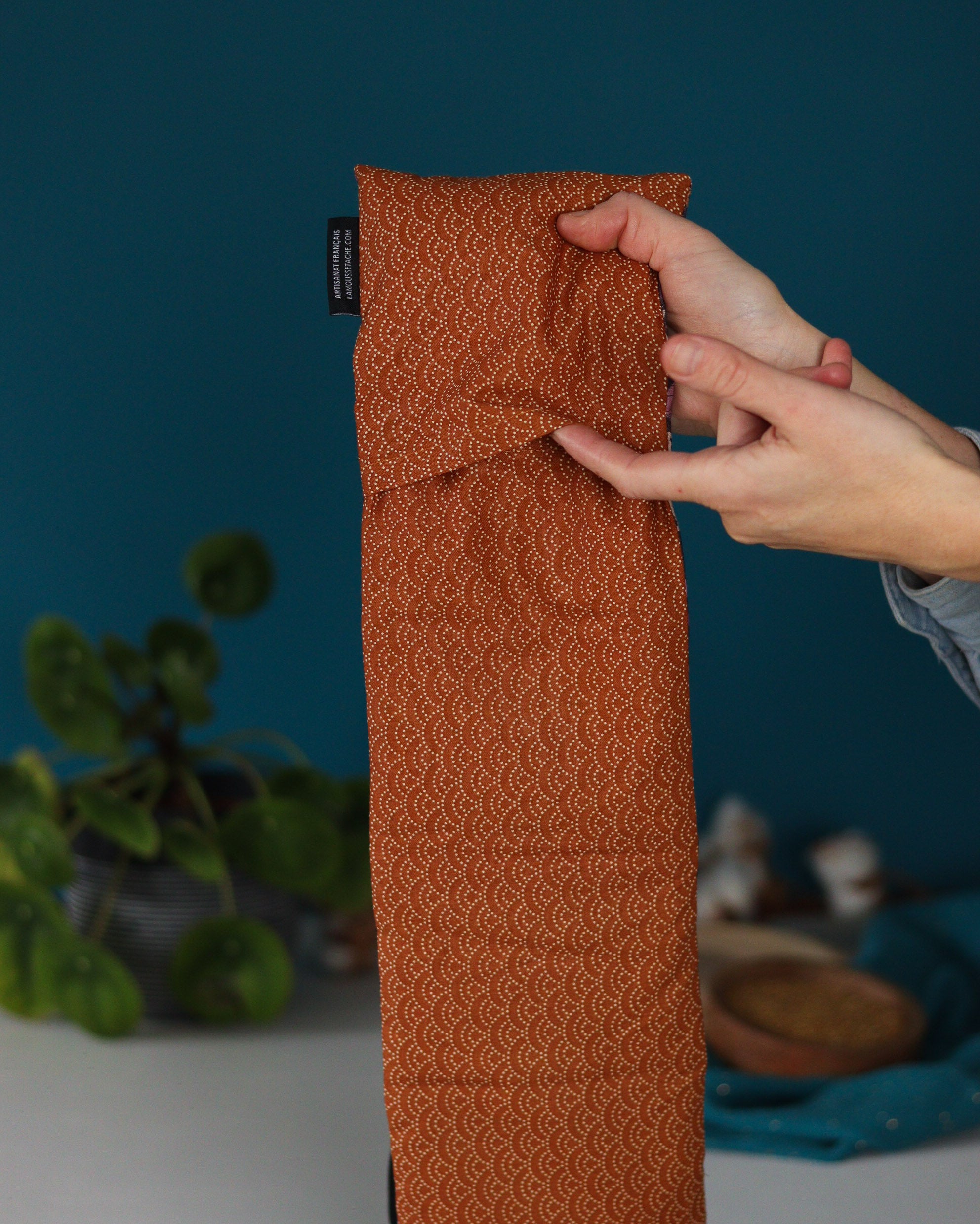 ceinture chauffante naturelle aux graines de lin bio pour soulager en douceur les petits maux du quotidien, violet et ocre