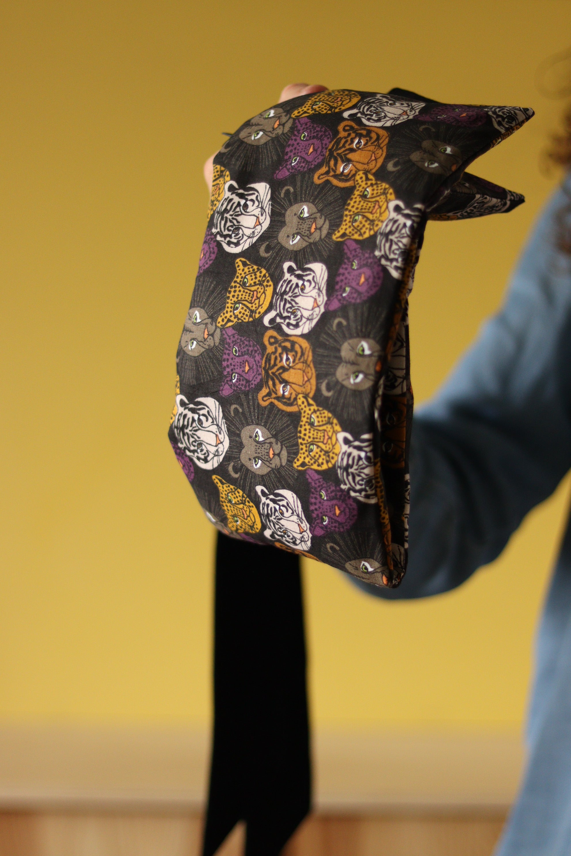 ceinture dorsale chauffante micro-ondes pour soulager lombalgies, sciatique... et règles douloureuses, endométriose, naturelle, tissu tigres jaune violet