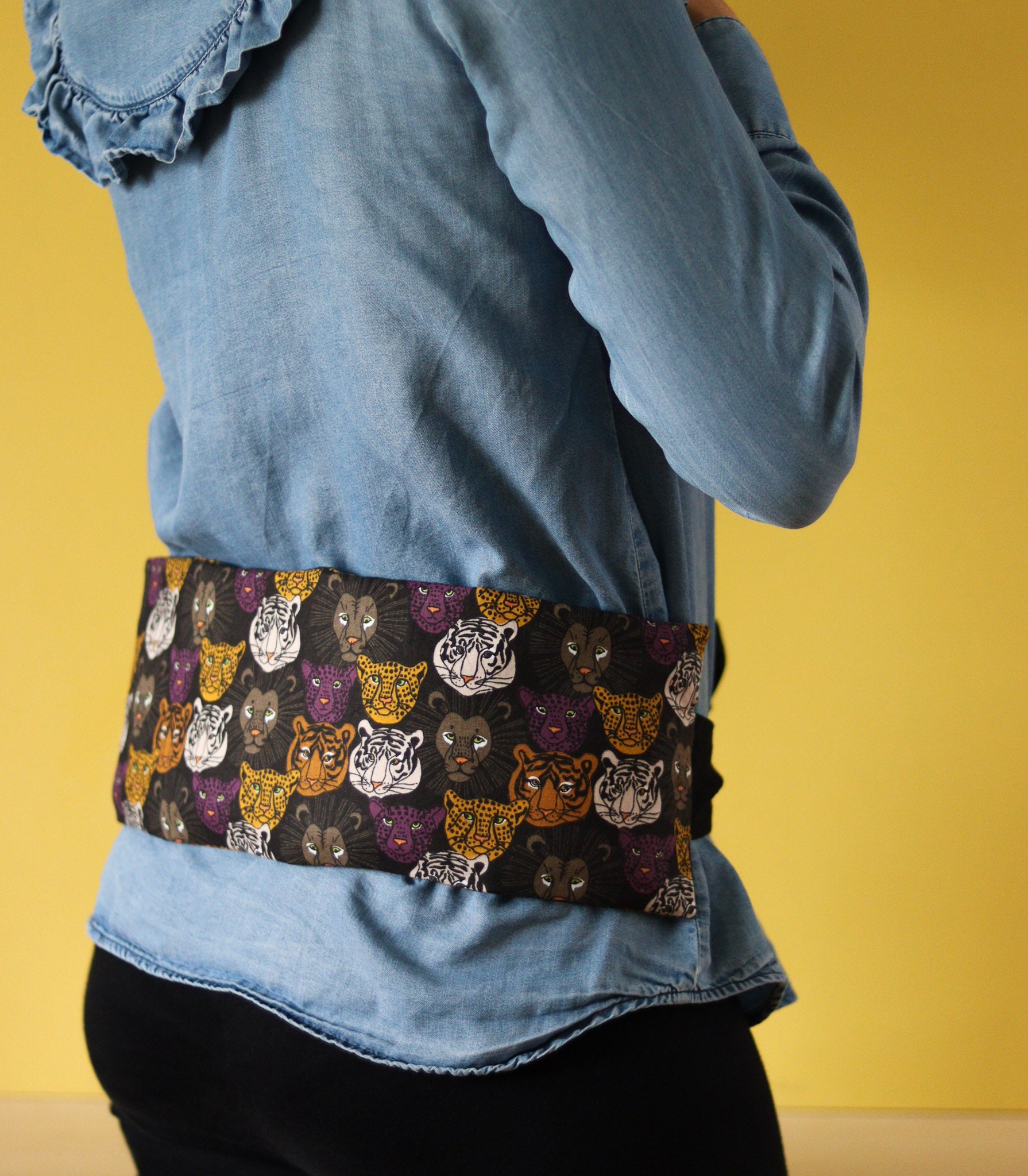 ceinture dorsale chauffante micro-ondes pour soulager lombalgies, sciatique... et règles douloureuses, endométriose, naturelle, tissu tigres jaune violet