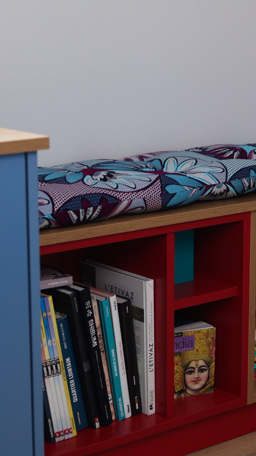 coussin de banquette capitonné wax bordeaux et bleu