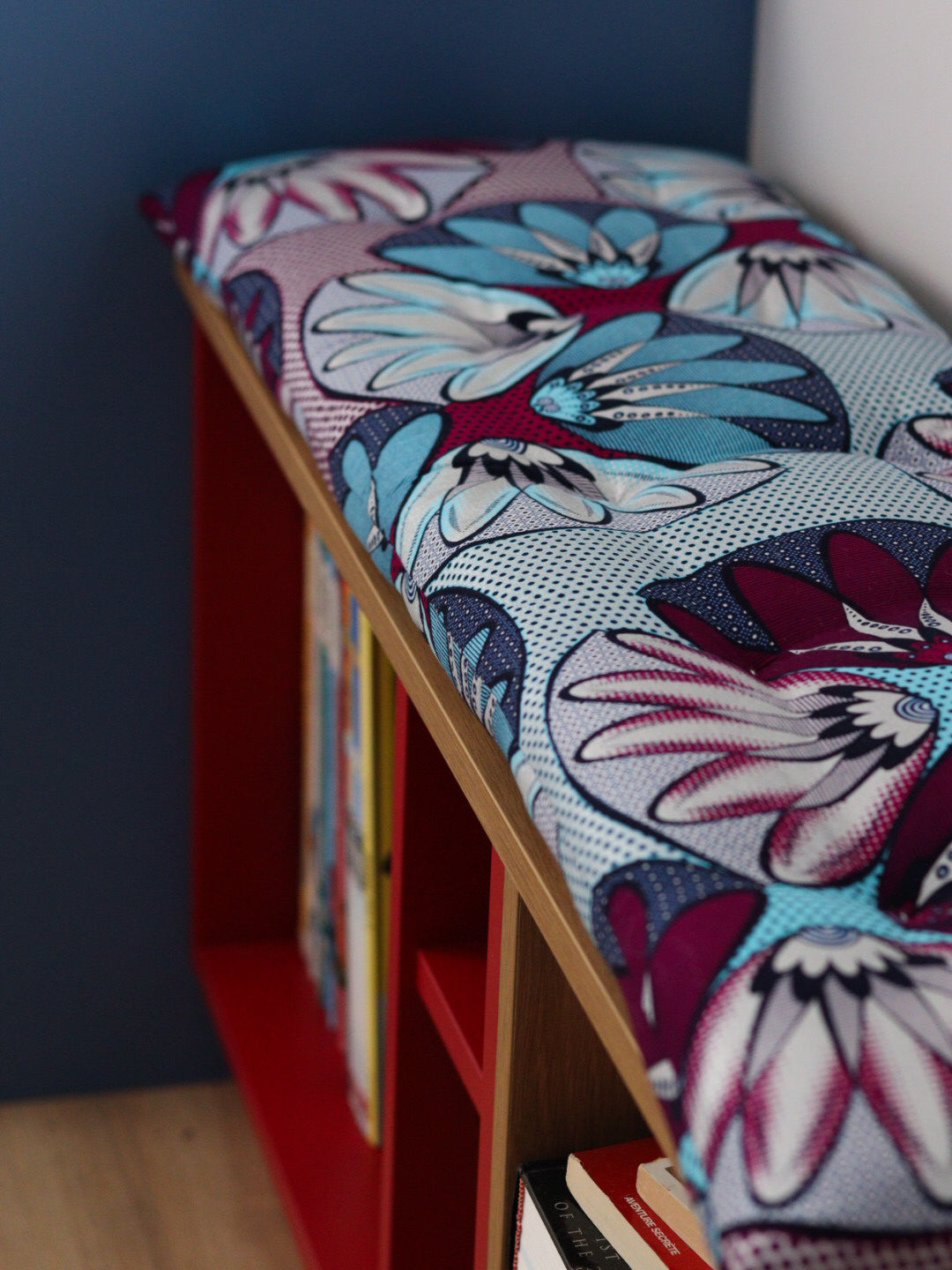 coussin de banc capitonné wax bordeaux et bleu sur-mesure