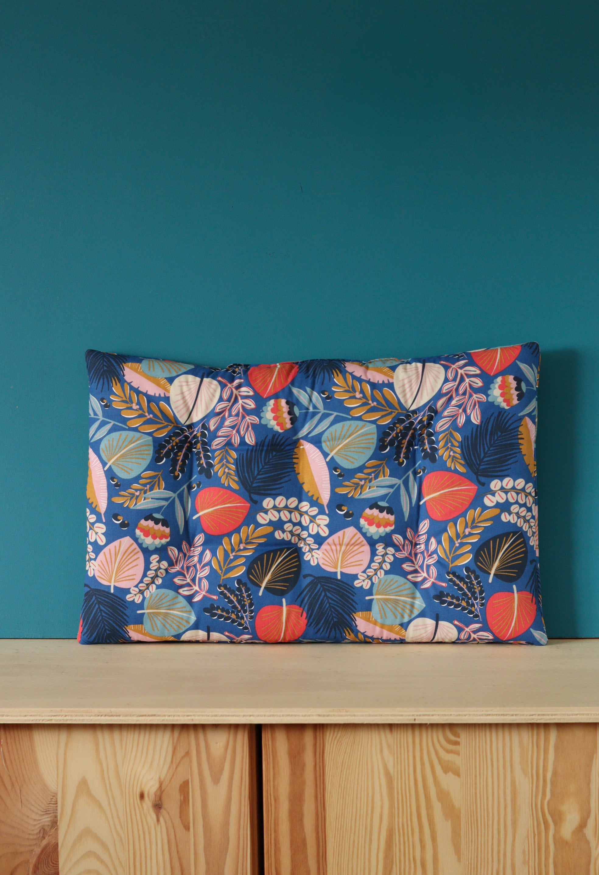 coussin banquette bleu pour salle de bain fleurs