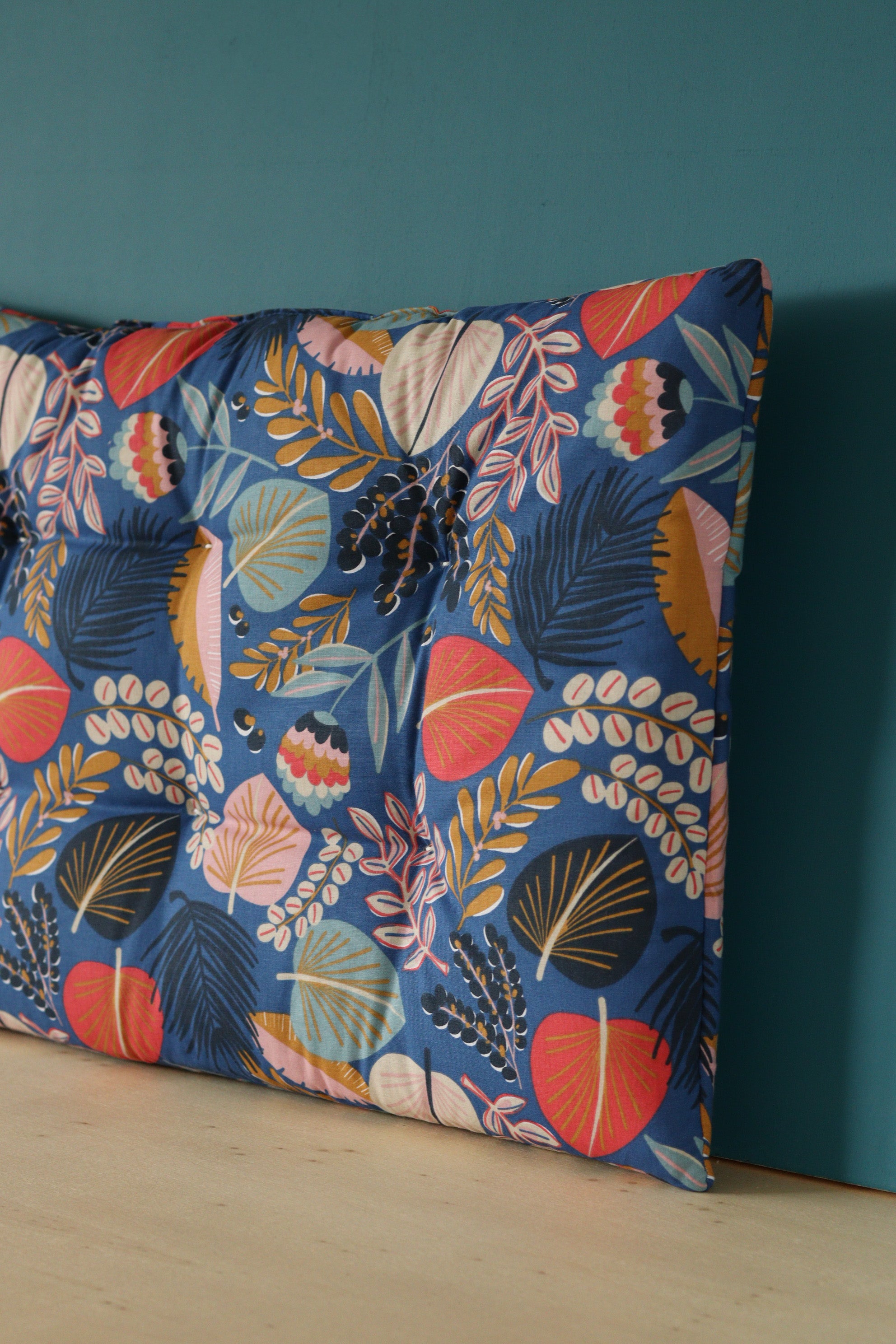 coussin banquette bleu pour salle de bain fleurs