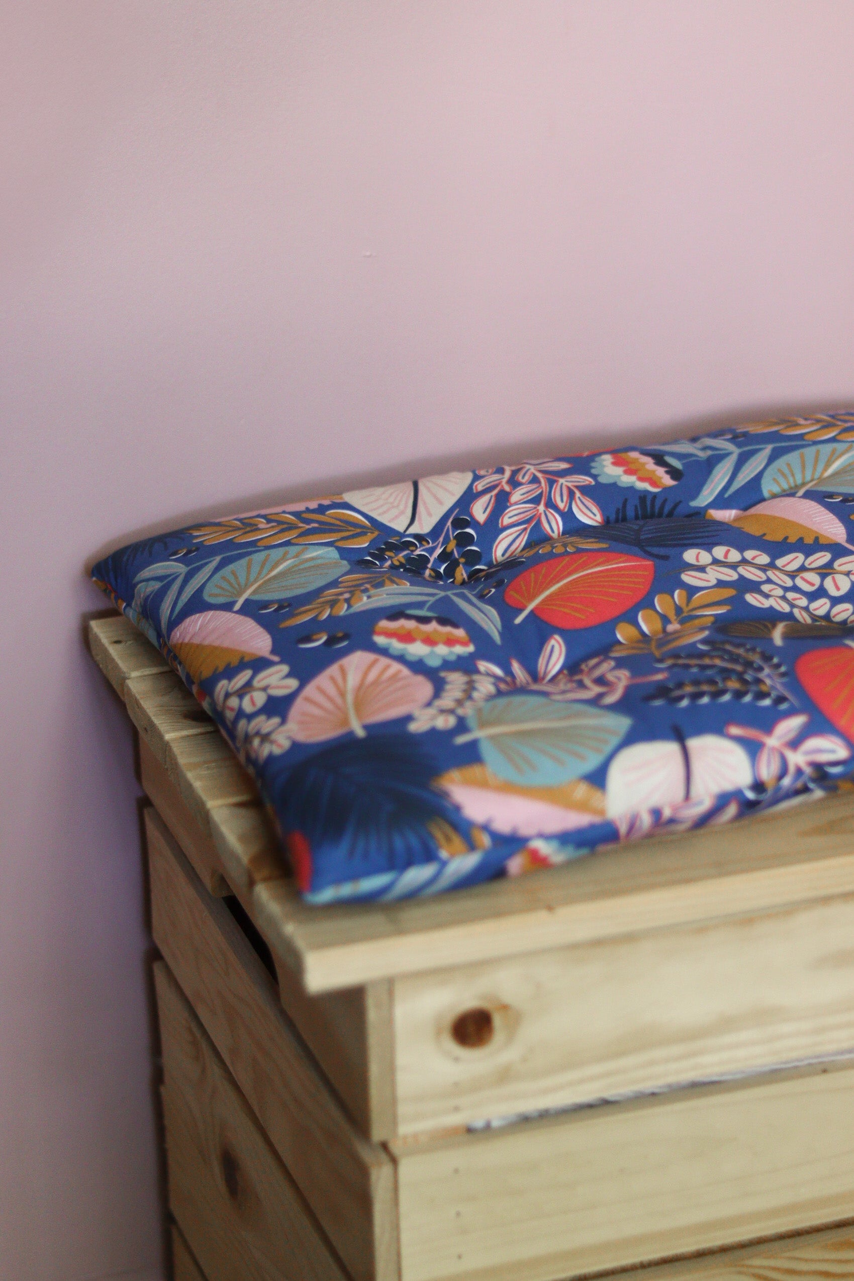 coussin banquette bleu pour salle de bain fleurs