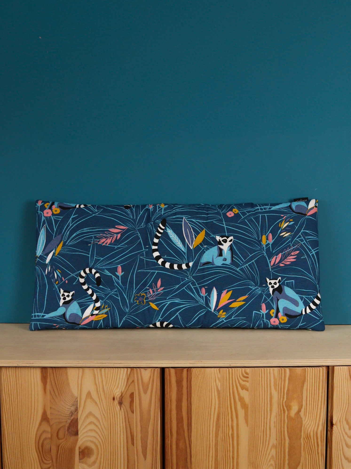 Coussin de banquette sur mesure pour meuble IKEA en bois clair, tissu jungle avec lémuriens