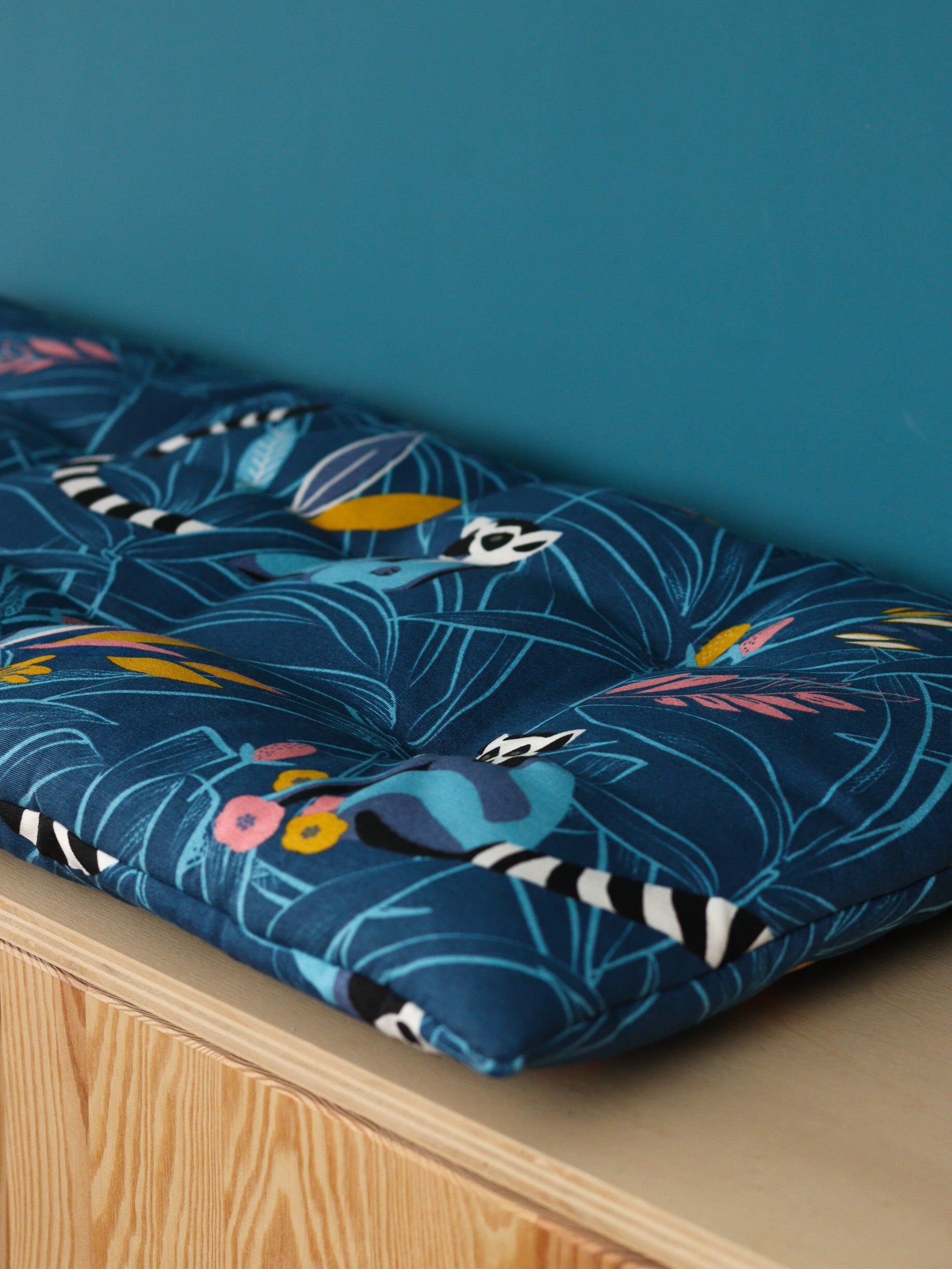 Customisation meuble IKEA avec coussin de banquette tissu jungle motif lémuriens