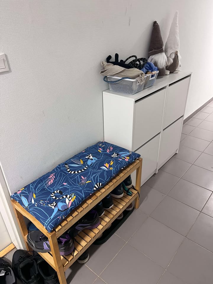 Coussin artisanal sur mesure, tissu jungle imprimé lémuriens, pour meuble d’entrée IKEA molger