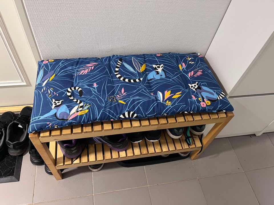 Coussin artisanal sur mesure, tissu jungle imprimé lémuriens, pour meuble d’entrée IKEA molger