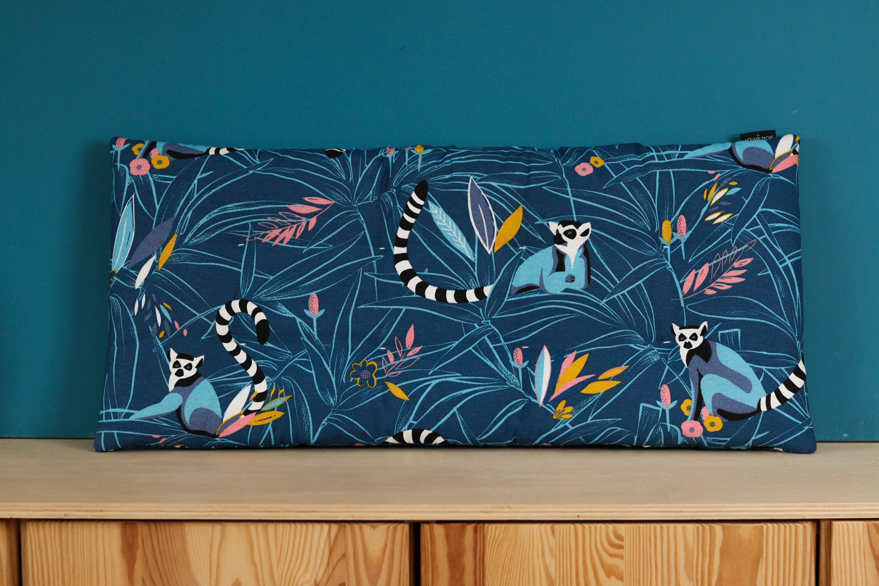 Coussin de banquette sur mesure pour meuble IKEA en bois clair, tissu jungle avec lémuriens