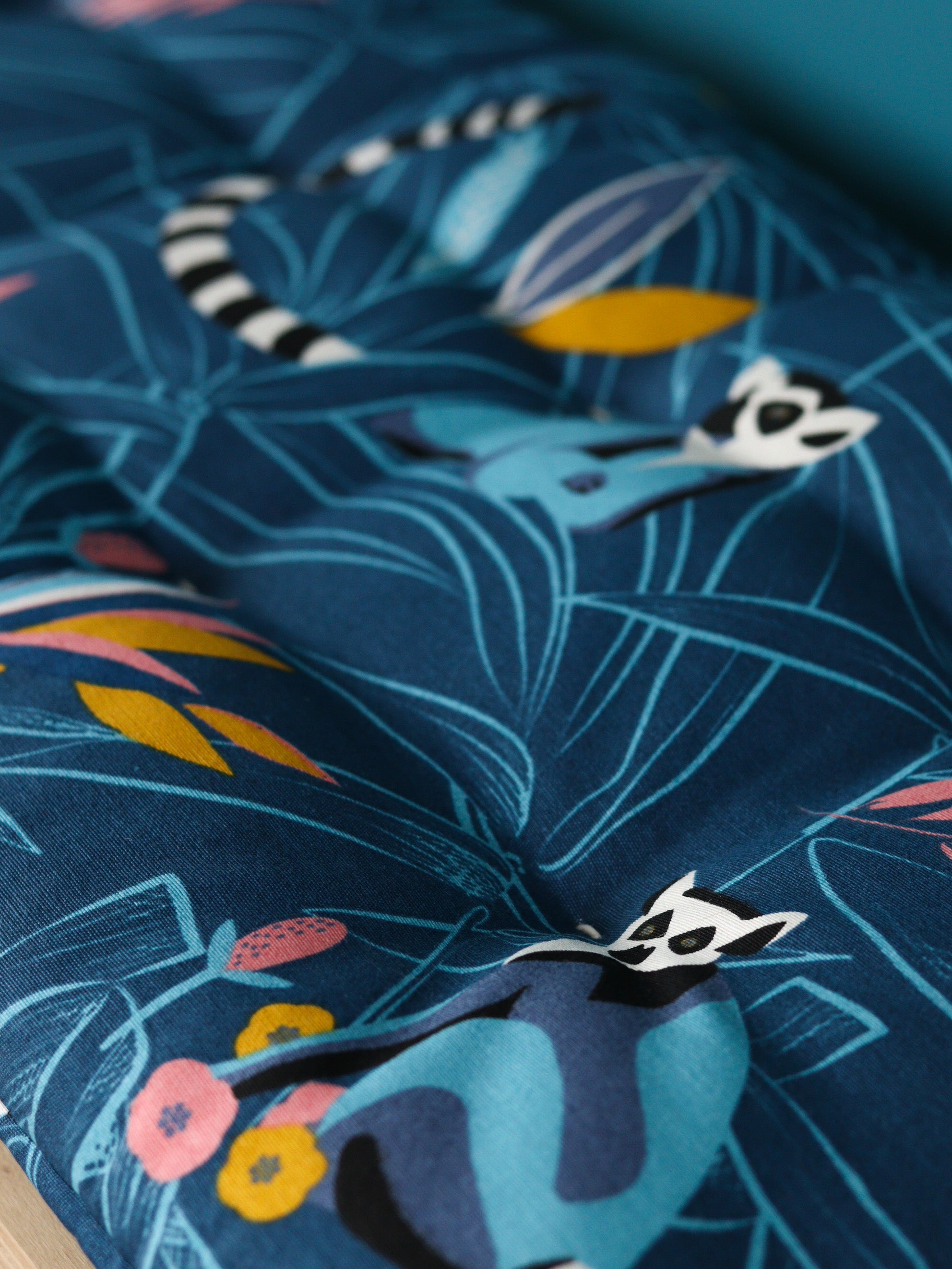 Customisation meuble IKEA avec coussin de banquette tissu jungle motif lémuriens