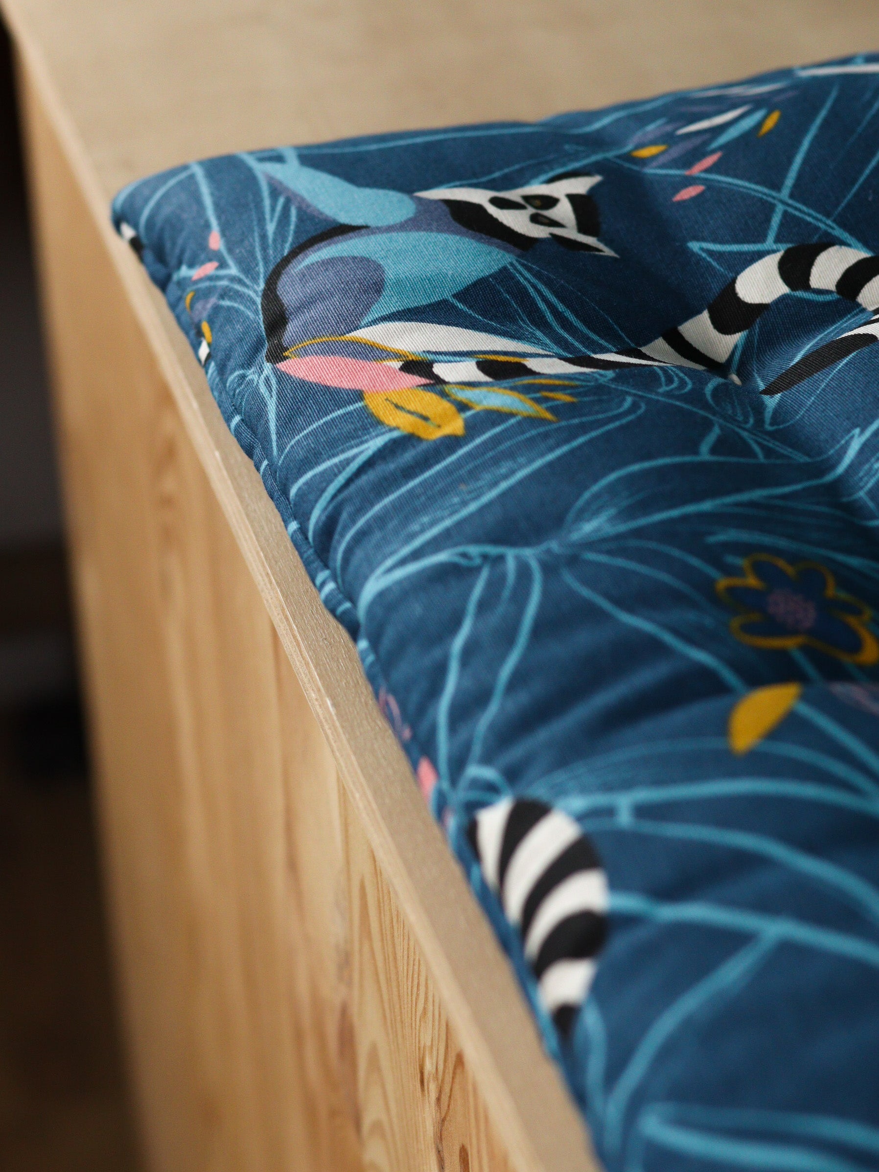 Customisation meuble IKEA avec coussin de banquette tissu jungle motif lémuriens