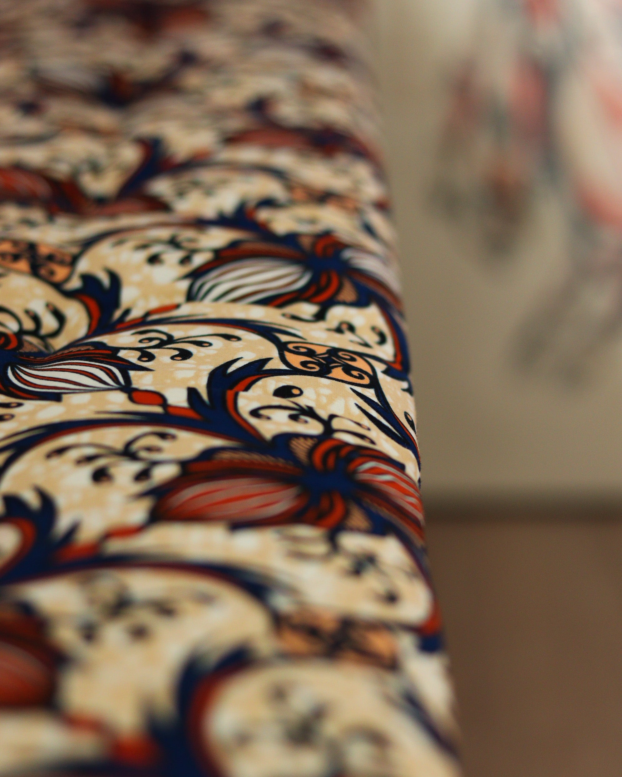 détail coussin banquette wax coin lecture