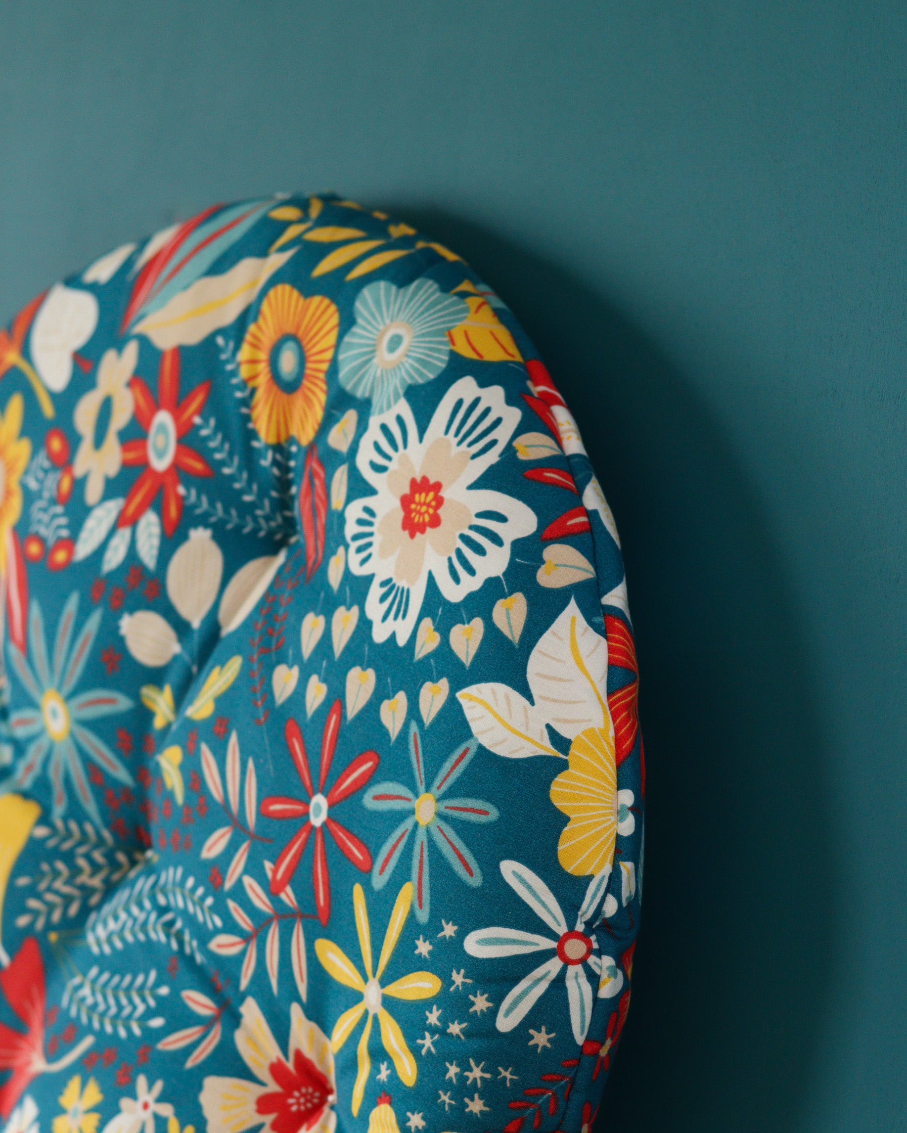 détail d'un coussin chaise ou tabouret rond bleu fleurs
