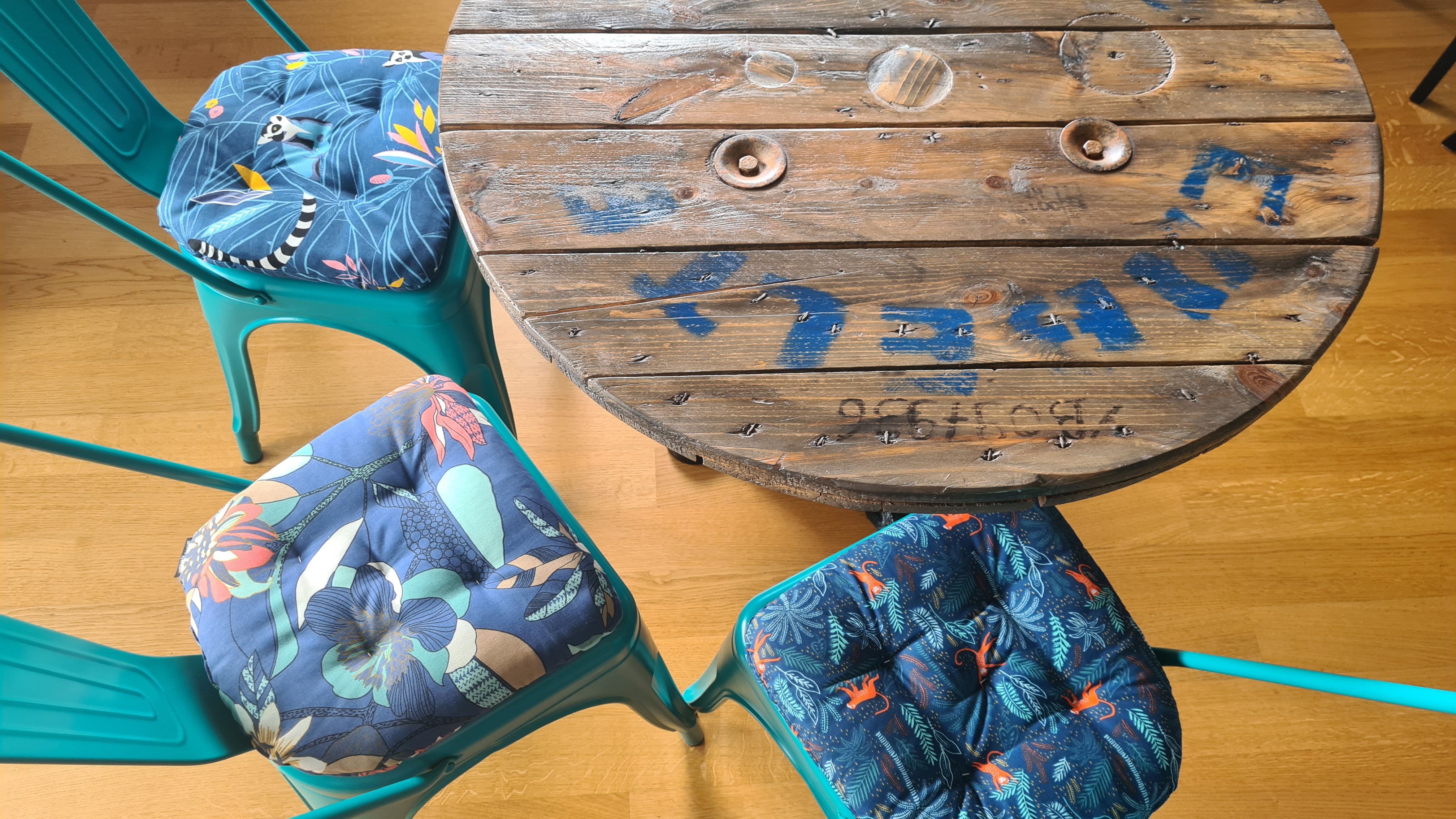 galettes de chaise tolix originales pour chaises turquoises, déco industriel