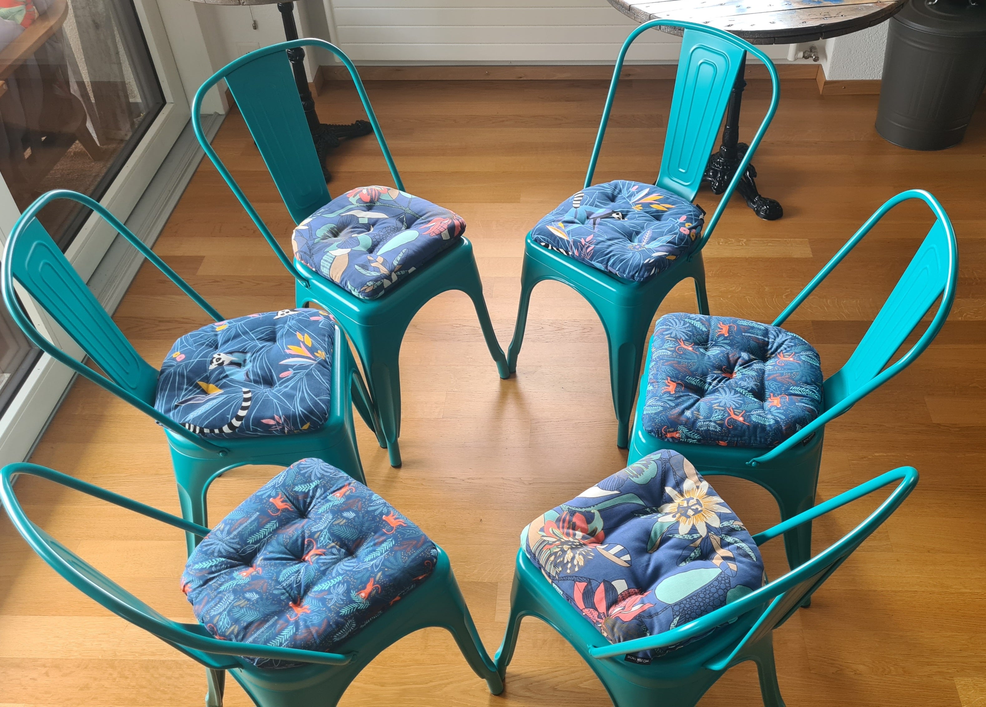 galettes de chaise tolix originale pour chaises turquoises