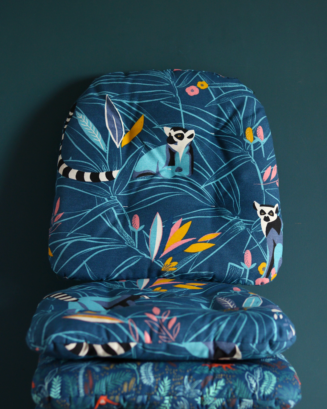 pile de galettes de chaise tolix bleu tissus à motifs