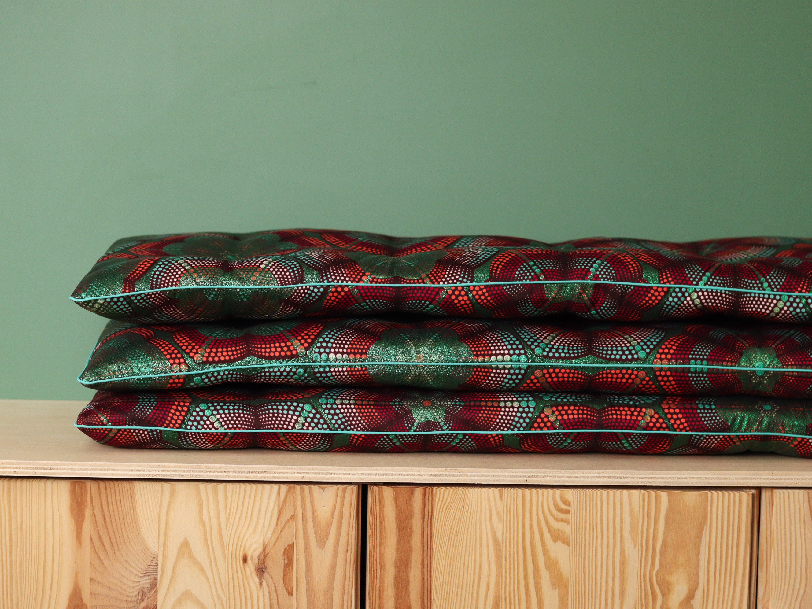 coussin de banquette sur-mesure en tissu africain vert et rouge
