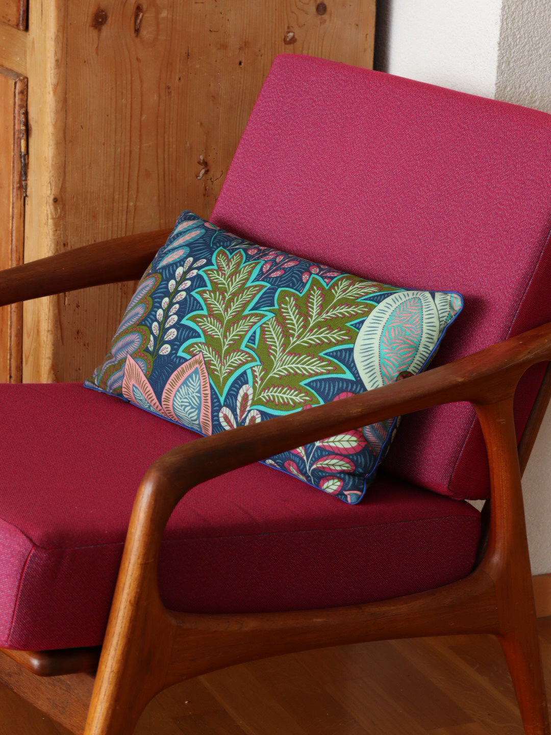 coussins personnalisés bleu avec motif végétal et passepoil coloré, fauteuil vintage bois rose