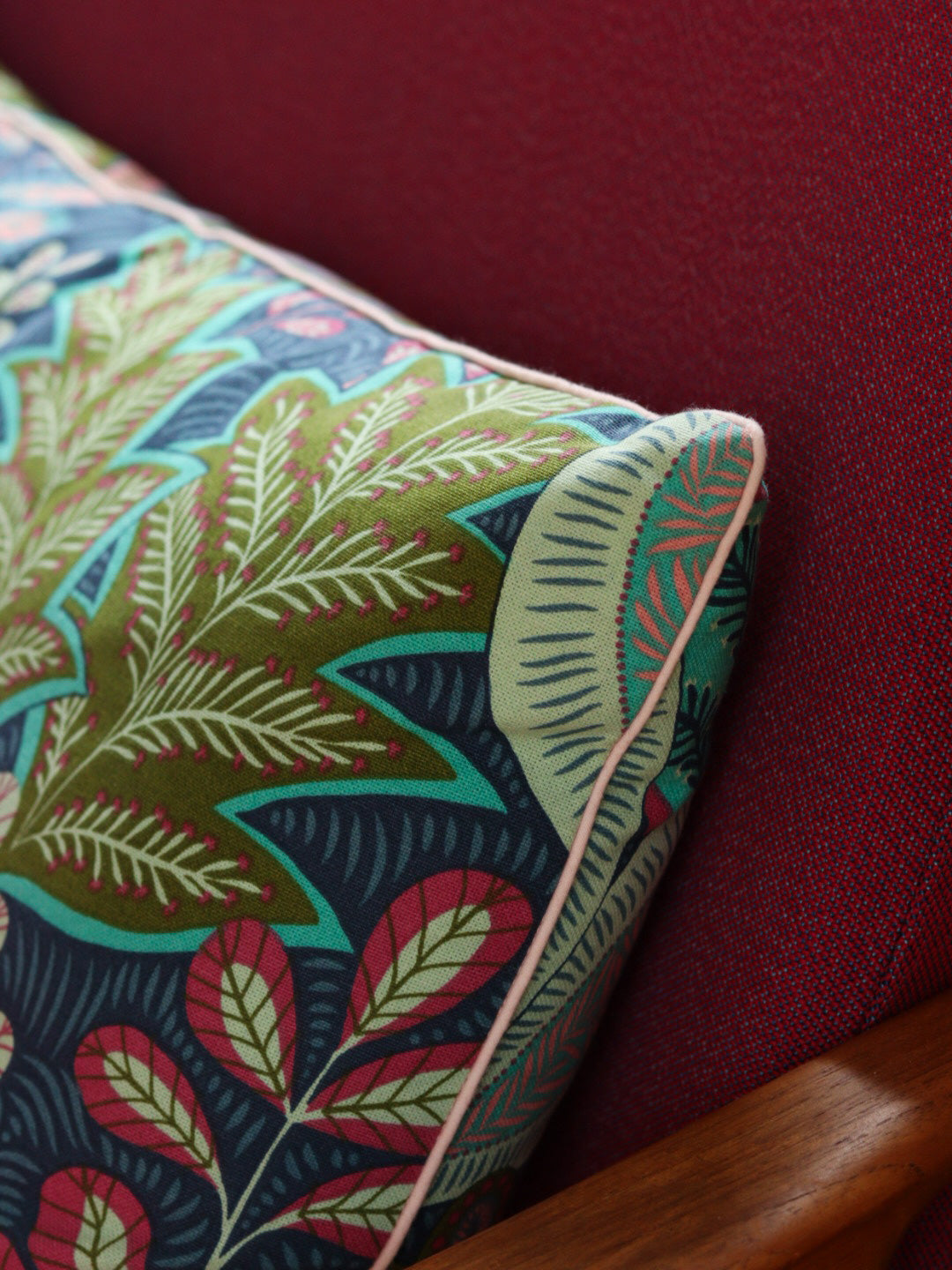détail passepoil de coussins personnalisés bleu avec motif végétal, lausanne, suisse