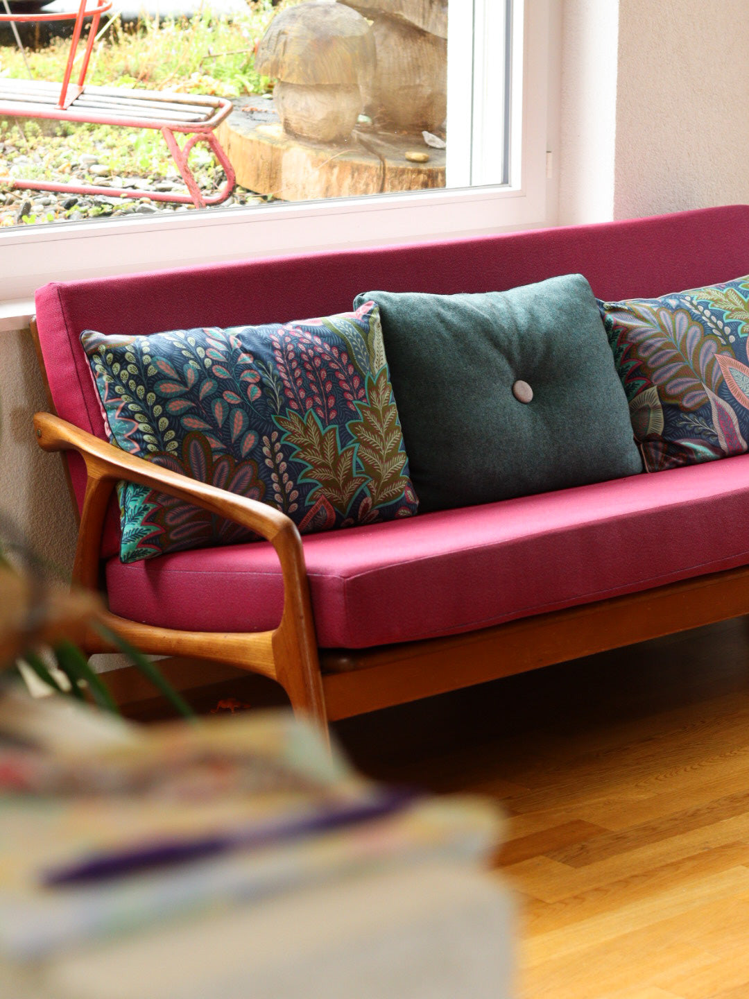 coussins personnalisés bleu avec motif végétal et passepoil coloré, canapé vintage bois rose