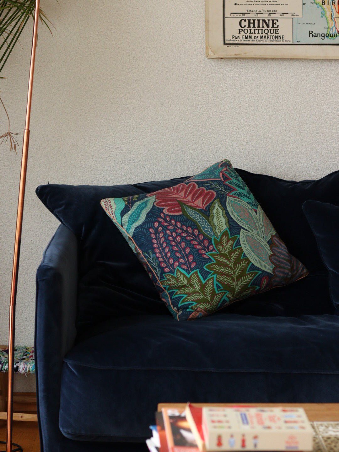 coussins personnalisés bleu avec motif végétal et passepoil coloré, canapé bleu nuit, lausanne, suisse