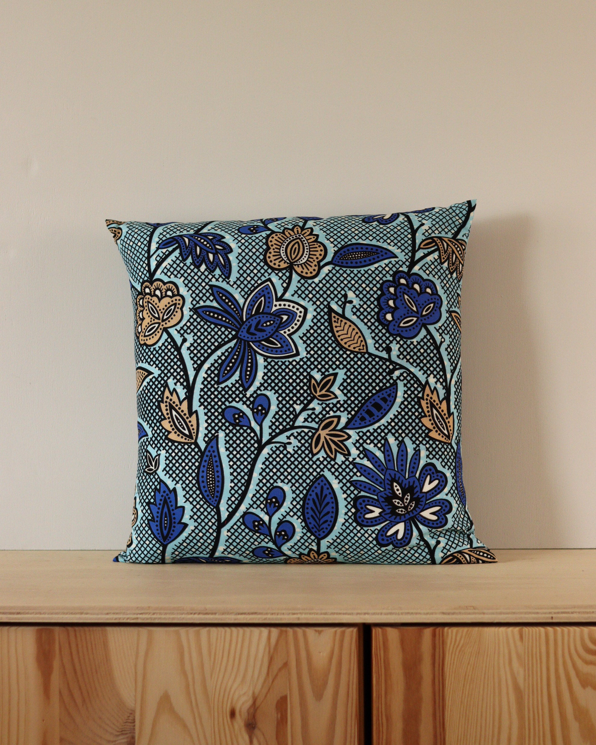 Sélection de tissus wax bleu pour un projet sur-mesure.