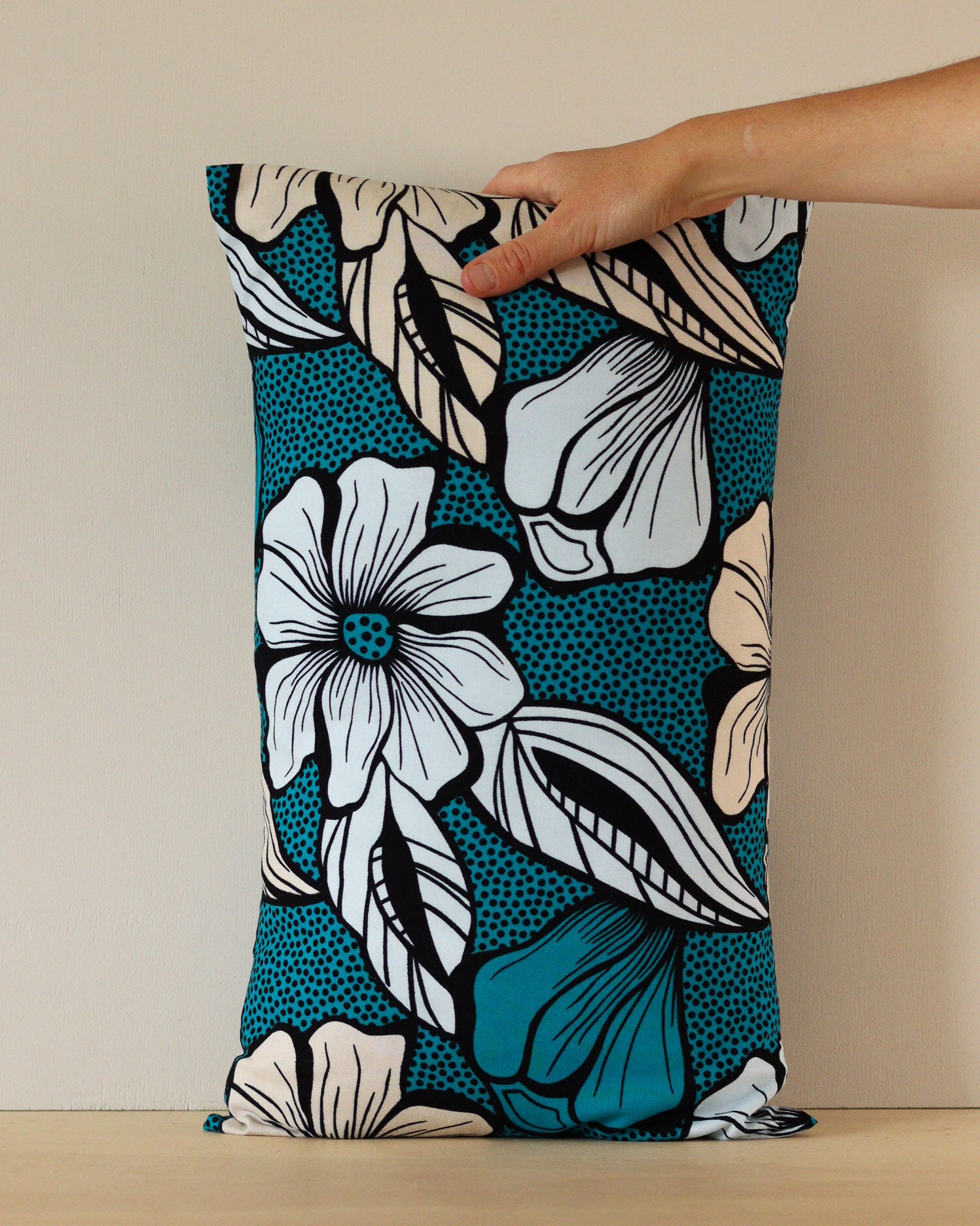 Coussin en tissu wax bleu canard pour un projet sur-mesure.