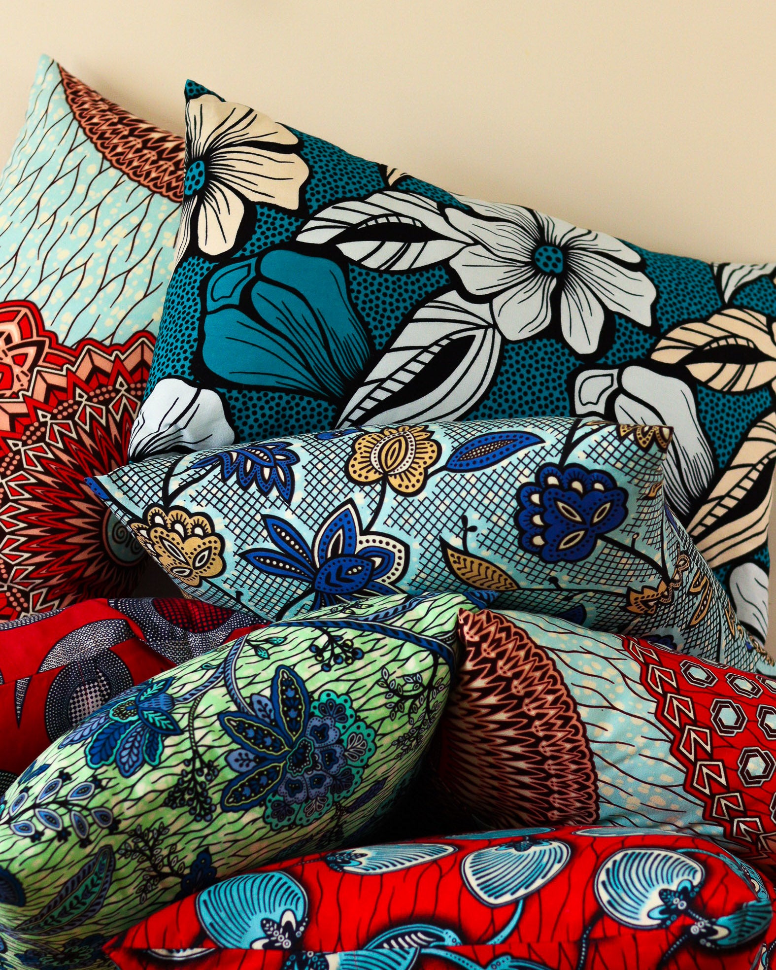 Coussins en wax sur-mesure bleu et rouge, création artisanale.