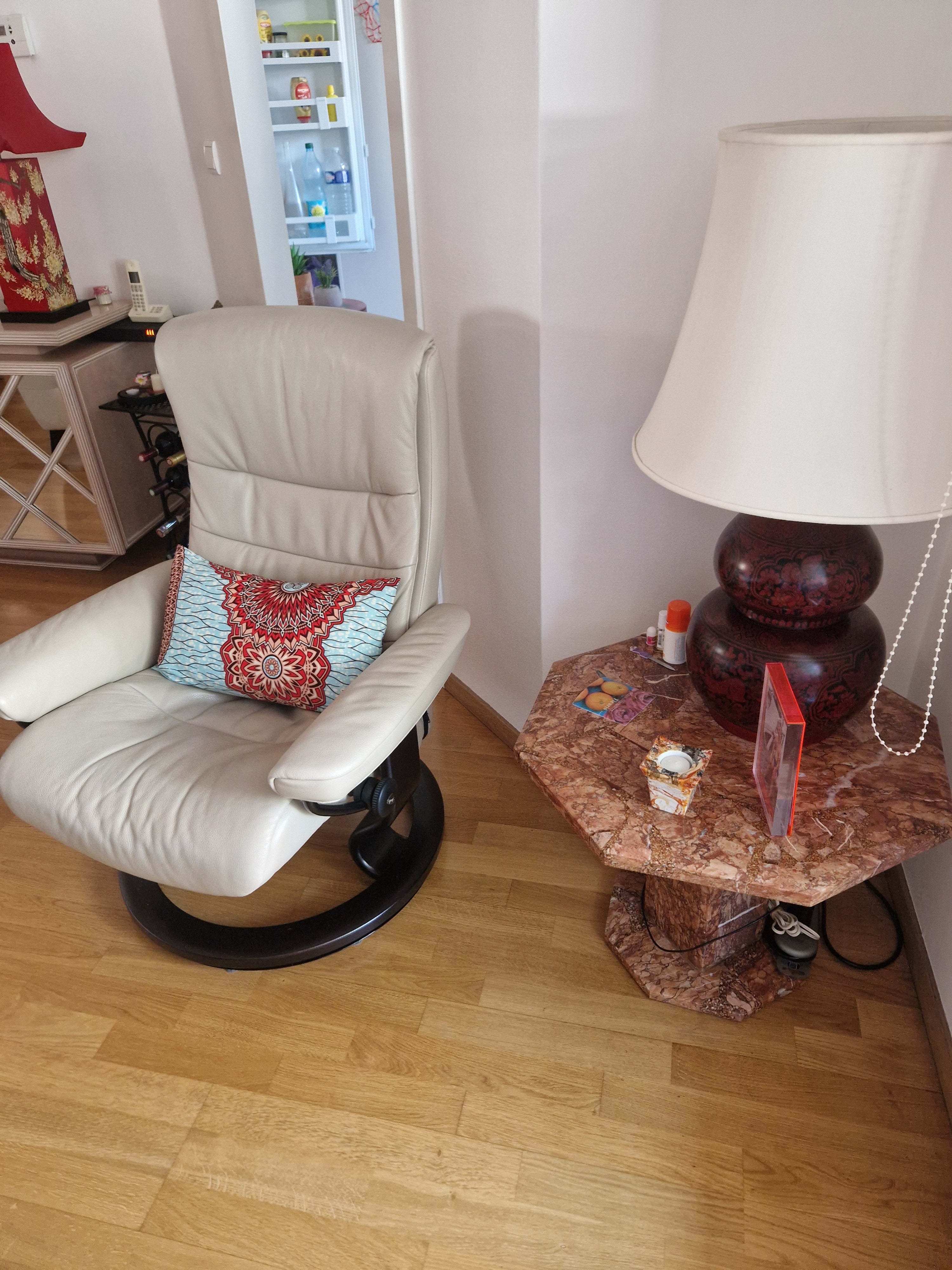 Coussins en wax bleu et rouge assortis à une décoration intérieure colorée.